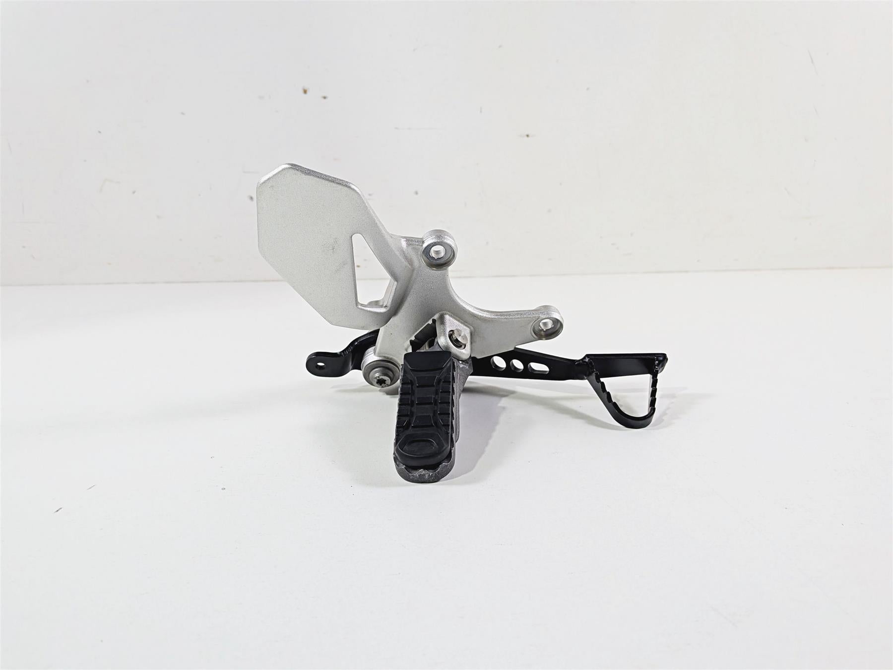 2023 BMW R nineT Scrambler K23 Right Footpeg & Brake Pedal 46719457888 {{ shop.shopifyCountryName }} - Mototech271