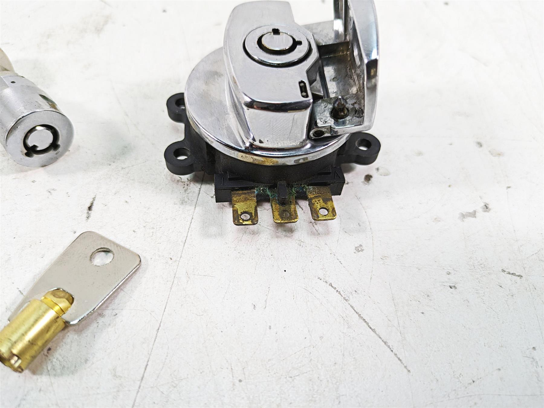 2006 Harley FLSTI Softail Heritage Ignition Switch Key Lock Set 71450-04 {{ shop.shopifyCountryName }} - Mototech271
