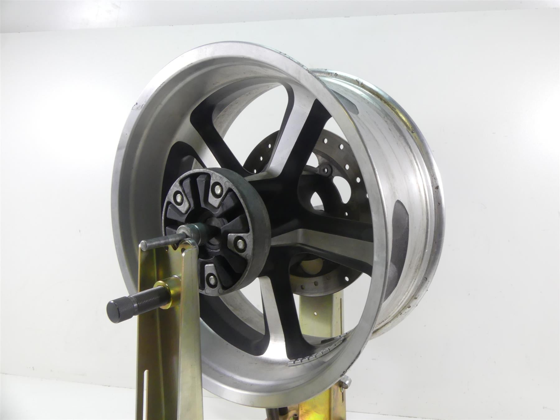 2013 Harley VRSCF Muscle V-Rod Straight Rear Wheel Rim 18x8 - Read 40900169 {{ shop.shopifyCountryName }} - Mototech271