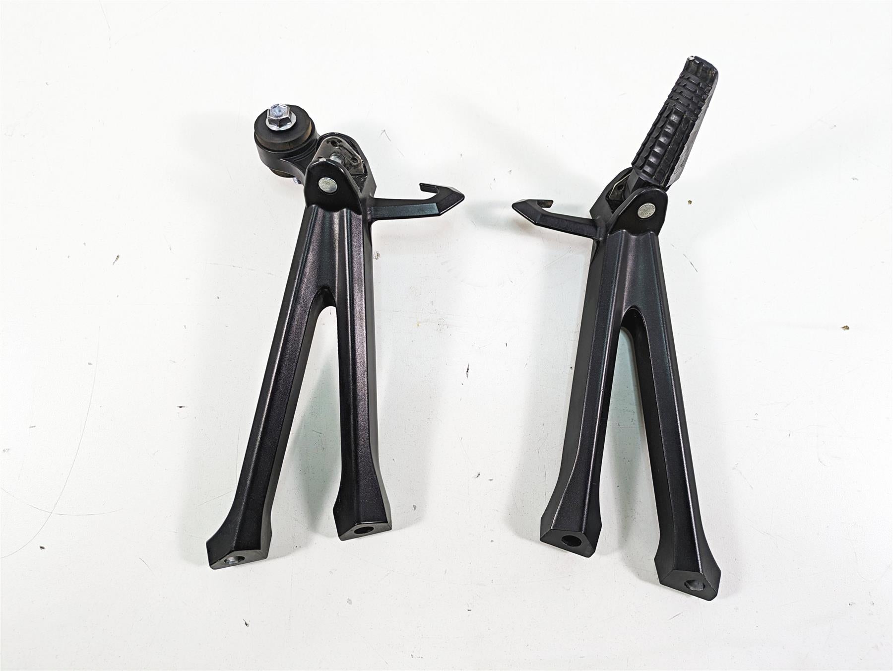 2022 Suzuki GSXR 750 Passenger Footpeg Foot Peg Rest Set 43600-14J30 43700-14J30 {{ shop.shopifyCountryName }} - Mototech271