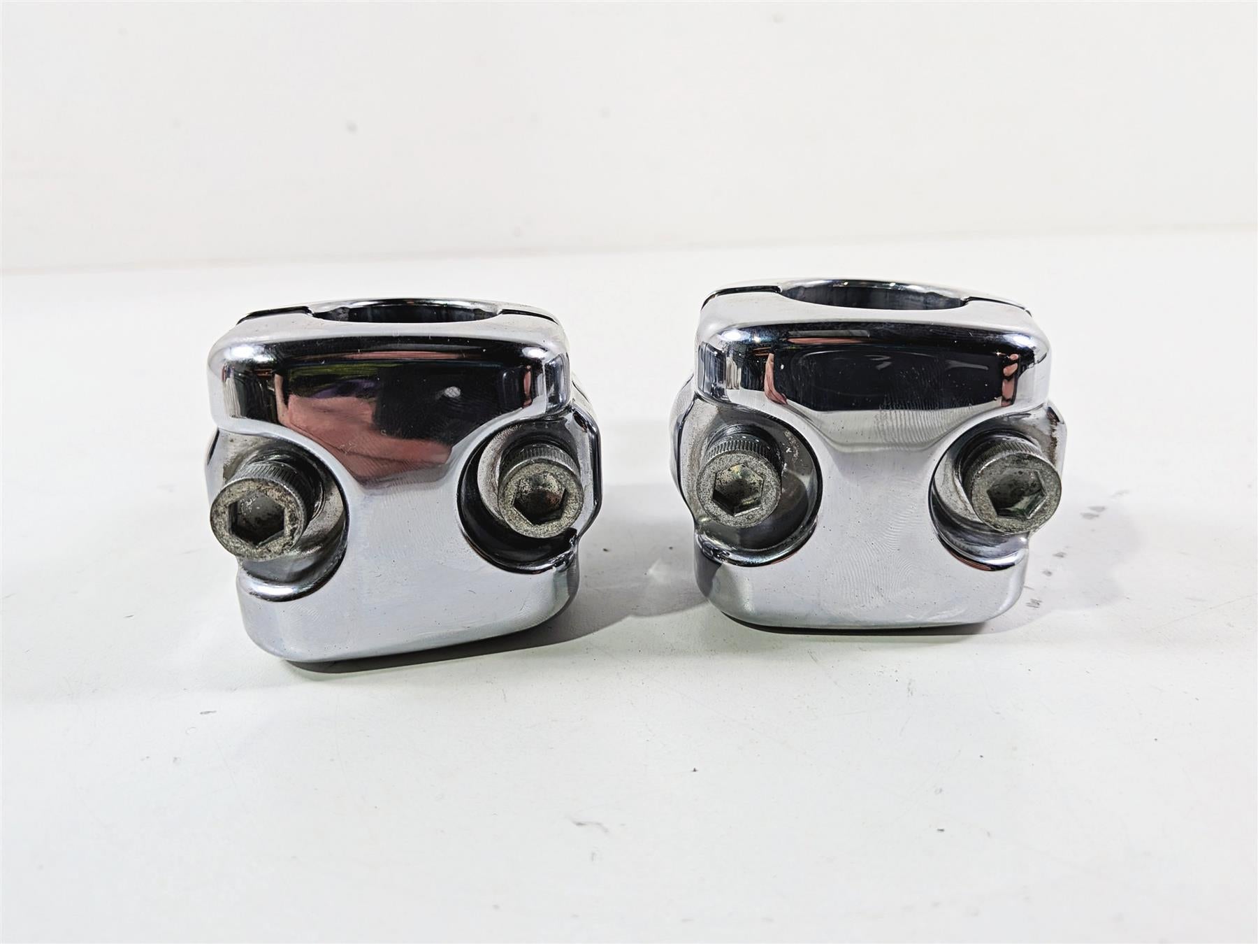 2012 Harley Softail FLSTF Fat Boy Handlebar Clamp Riser Holder 56887-07 {{ shop.shopifyCountryName }} - Mototech271