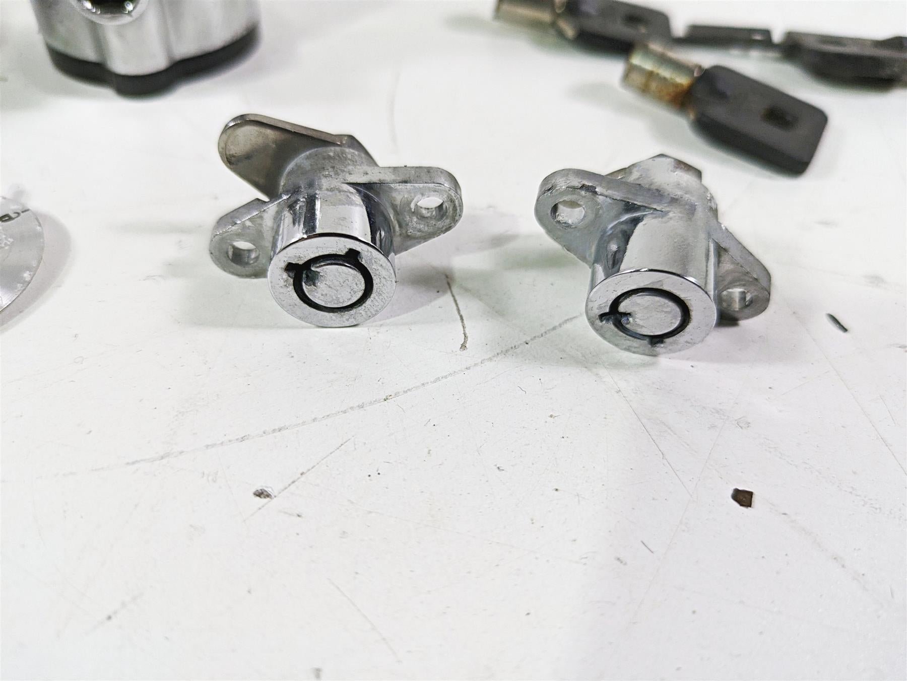 2012 Harley FLD Dyna Switchback Ignition Switch Saddlebag Key Lock Set 71304-04 {{ shop.shopifyCountryName }} - Mototech271