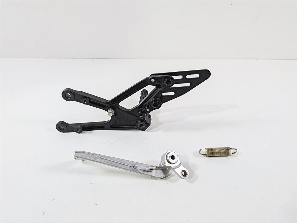 2008 Yamaha YZF R1 RN19 Front Right Foot Peg & Brake Pedal 4C8-27443-00-00 {{ shop.shopifyCountryName }} - Mototech271