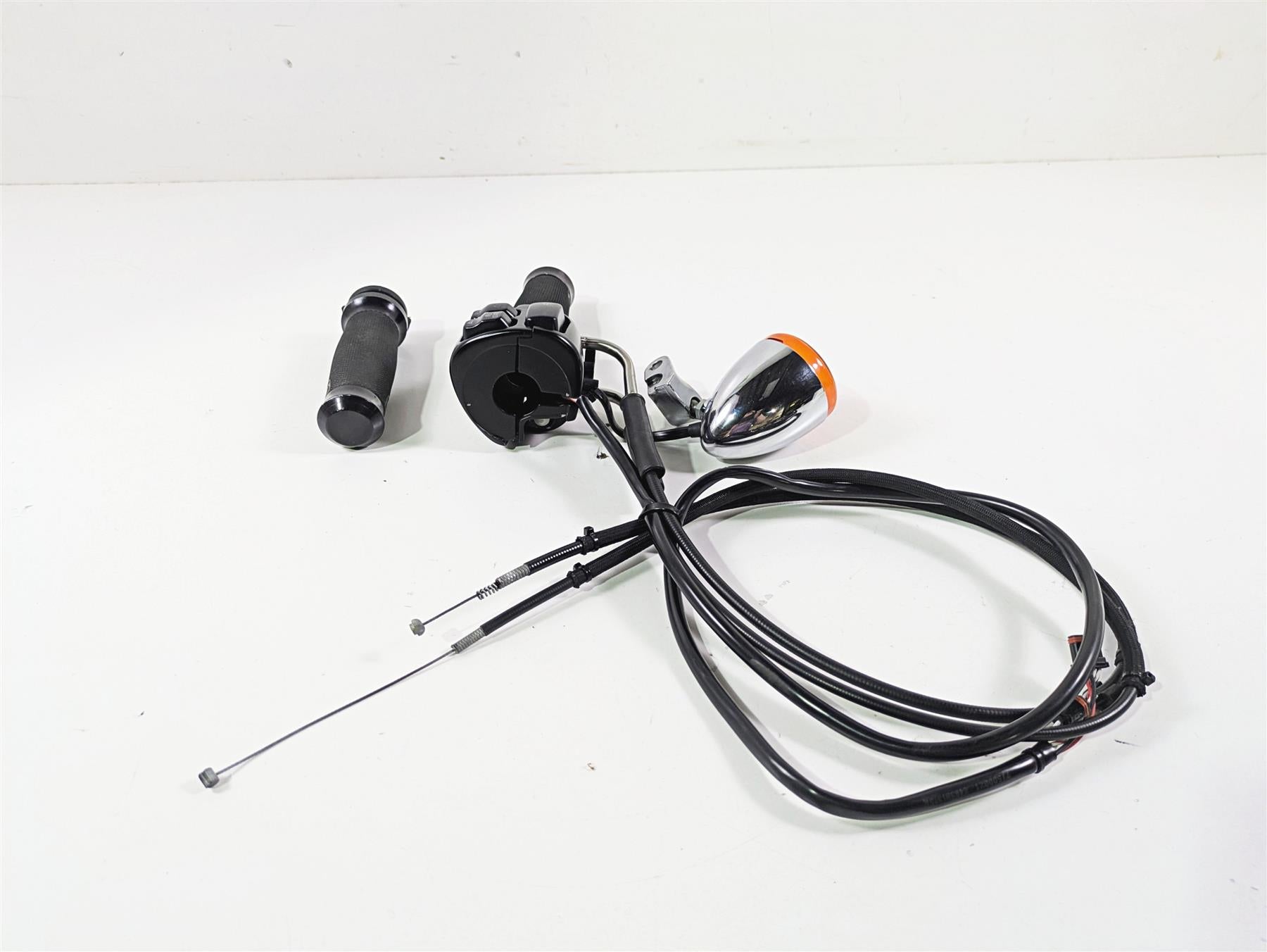 2014 Harley FXDF Dyna Fat Bob Right Hand Control Switch & Blinker 72944-12 {{ shop.shopifyCountryName }} - Mototech271
