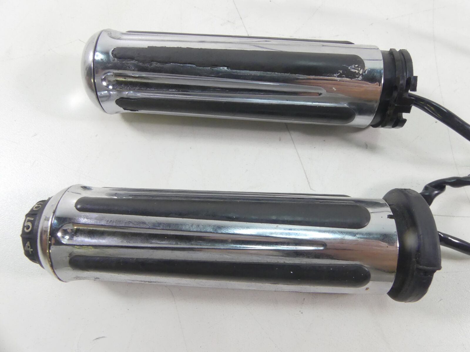 2006 Harley Touring FLHTCU SE CVO Heated Hand Throttle Grip Set 56847-06 {{ shop.shopifyCountryName }} - Mototech271