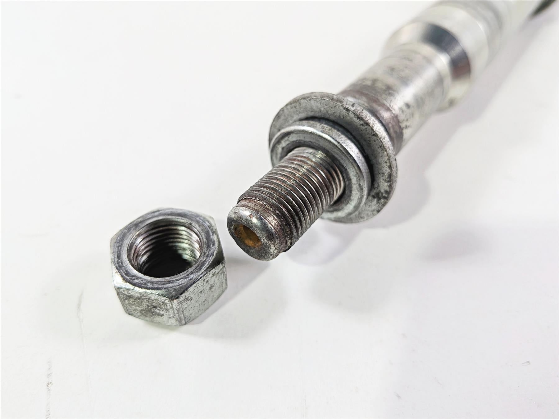 2004 Harley Touring FLTRI Road Glide Front Axle Wheel Spindle 1" 43364-00-Mototech271