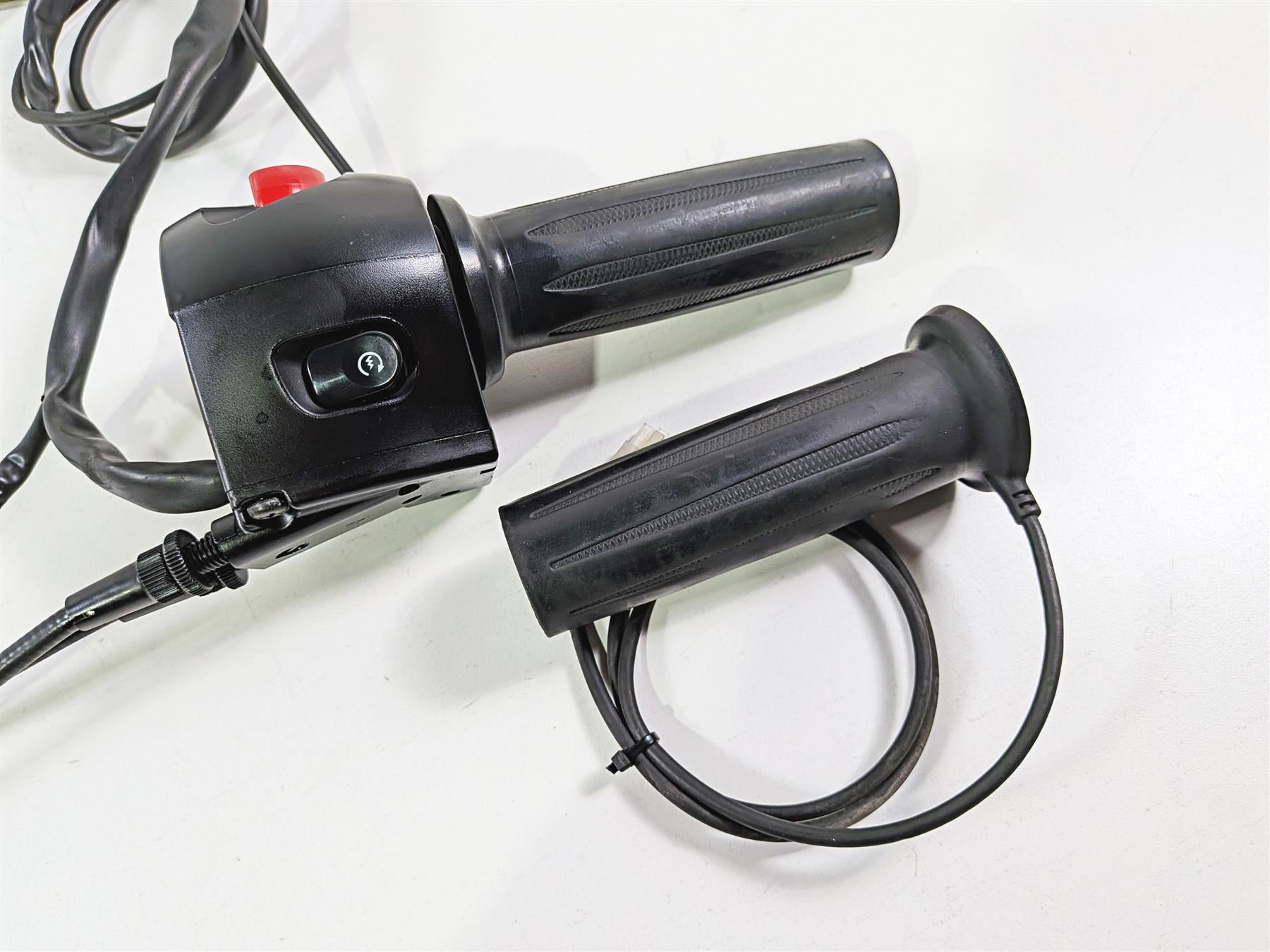 2013 Victory Vision Tour Right Hand Control Switch & Grip Heater 4011357 {{ shop.shopifyCountryName }} - Mototech271