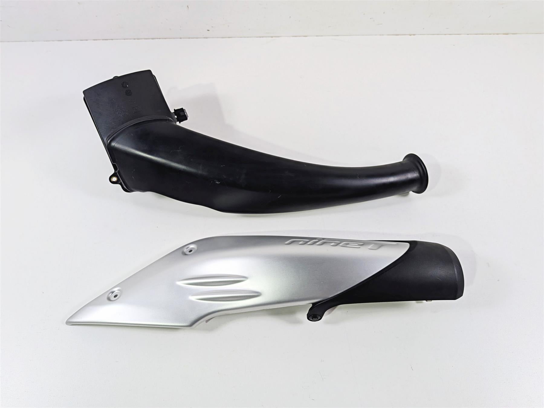 2023 BMW R nineT Scrambler K23 Air Inlet Snorkel Cover & Tube 46638546494 {{ shop.shopifyCountryName }} - Mototech271