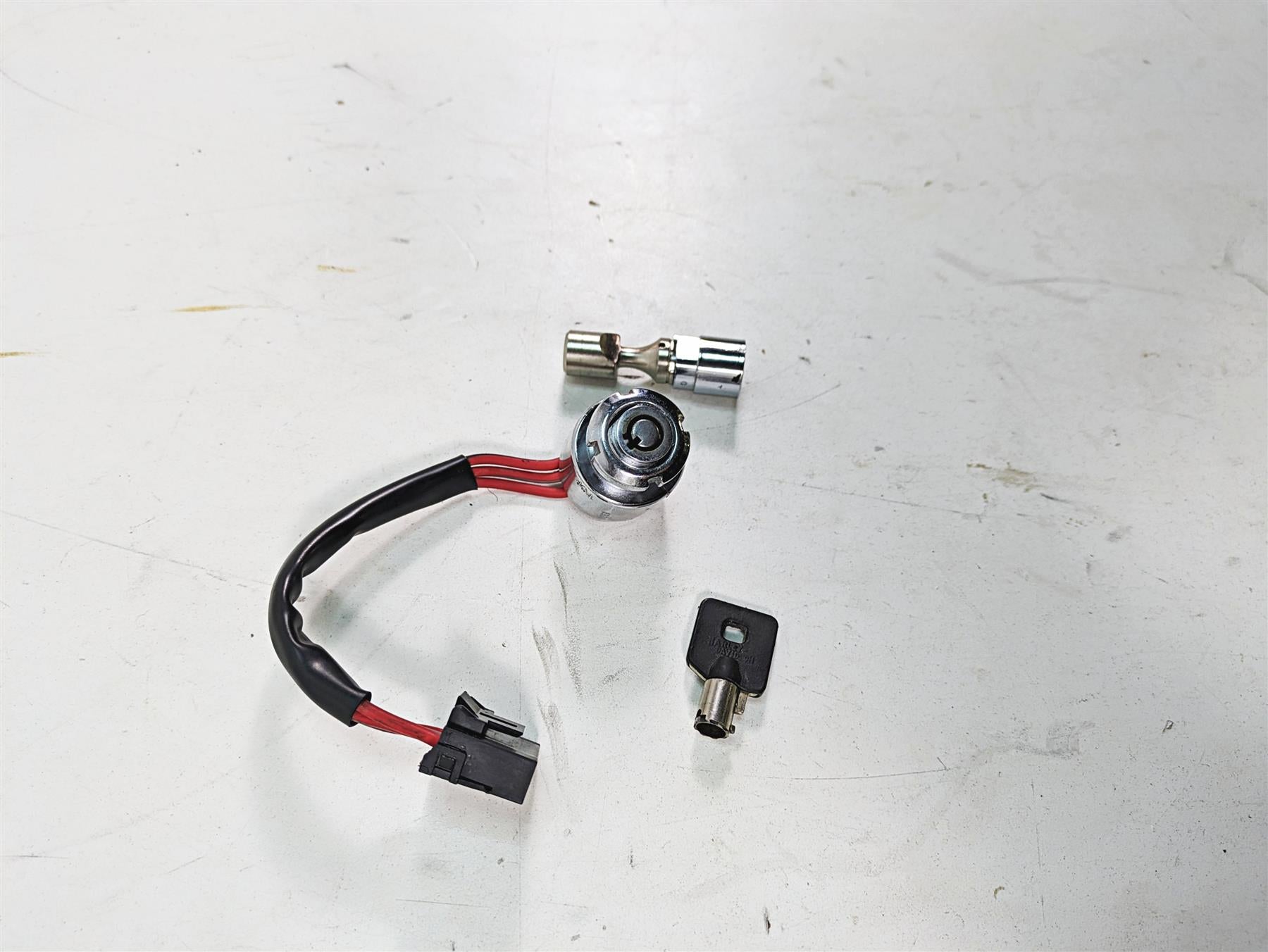 2000 Harley Dyna FXDL Low Rider Ignition Switch Key Lock Set 71421-90B 71428-90B {{ shop.shopifyCountryName }} - Mototech271