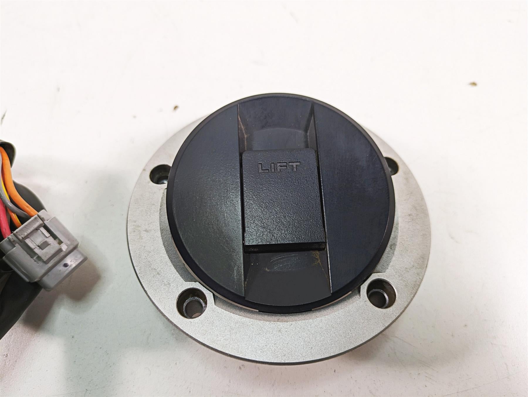 2022 Suzuki GSXR 750 Ignition Switch Key Seat Lock Gas Cap Set 37100-41G11 {{ shop.shopifyCountryName }} - Mototech271