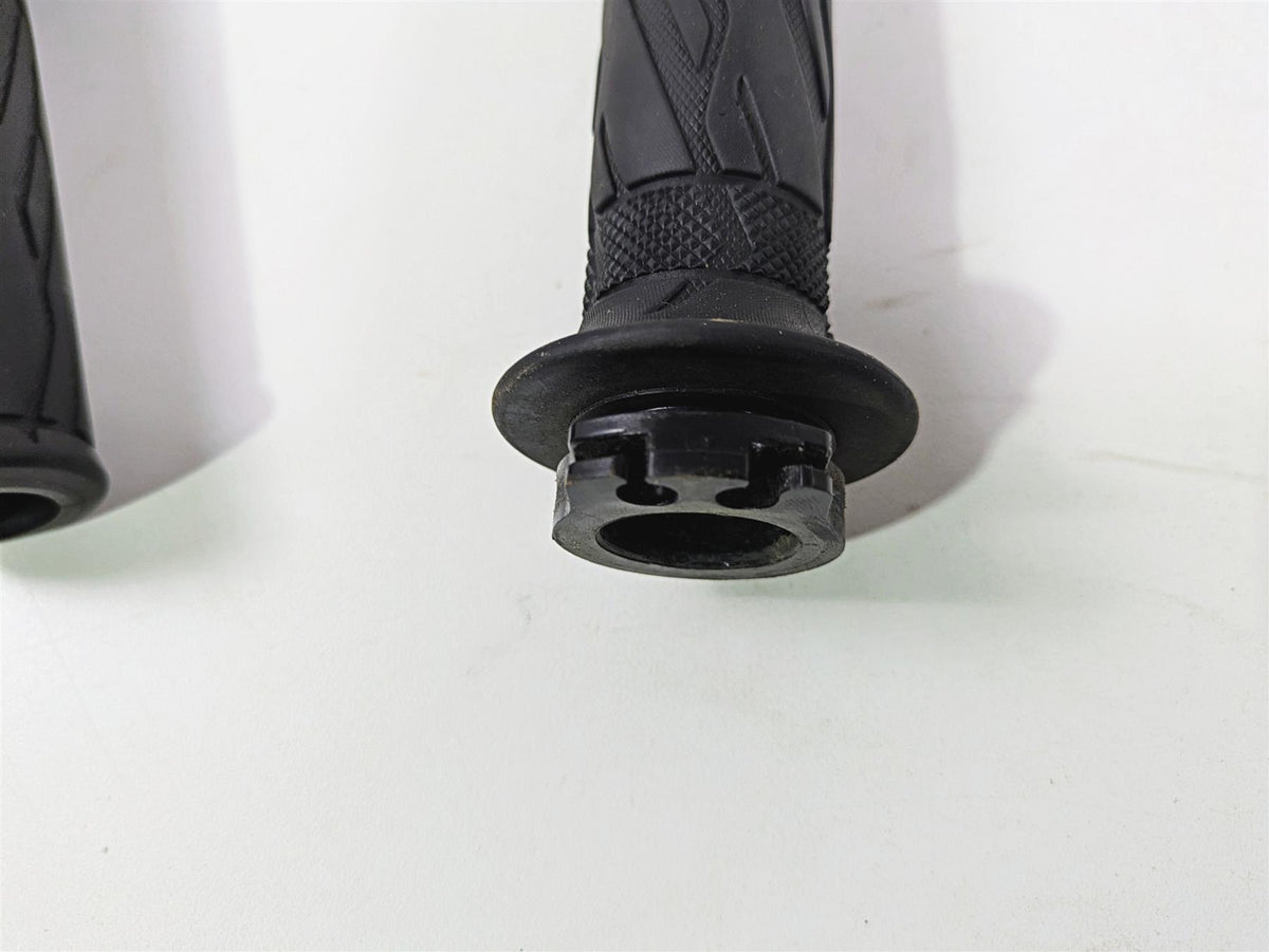 2023 Suzuki GSX1300 RR Hayabusa Left Right Handle Bar Grip Set 57110-21H02 {{ shop.shopifyCountryName }} - Mototech271