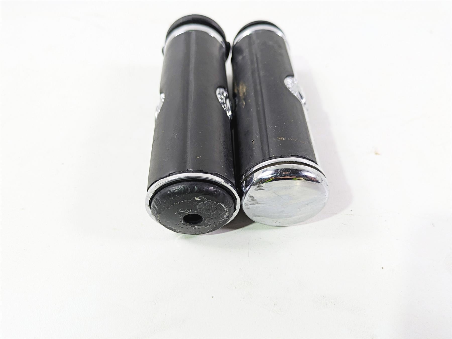 2016 Harley Touring FLHR Road King Willie G Skull Hand Grips