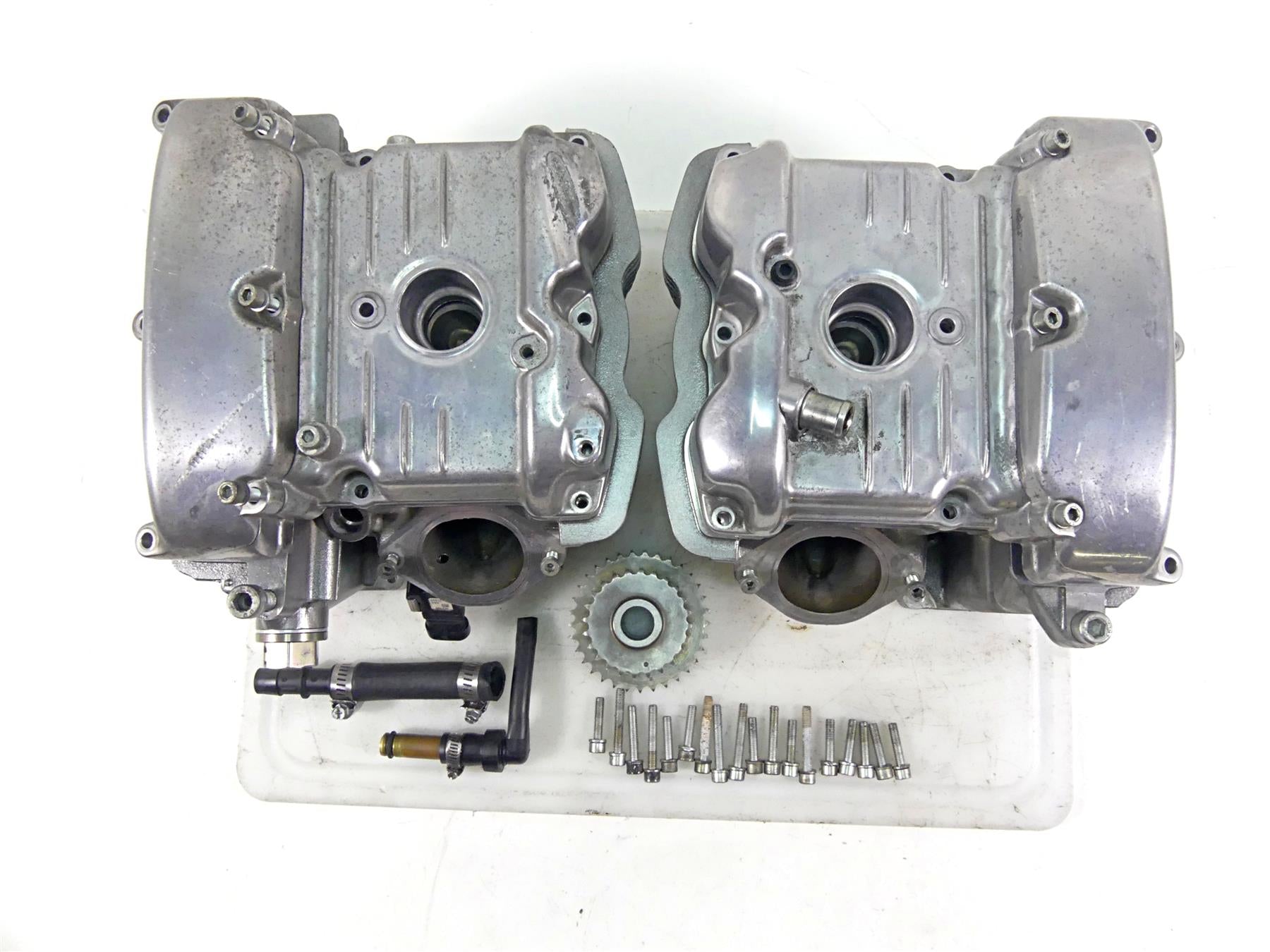 2013 Harley VRSCF Muscle Vrod Front Rear Cylinder Head Valve Cover Set 17691-08K