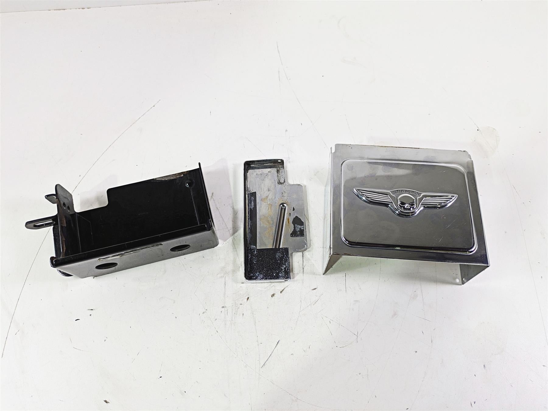 2002 Harley Dyna FXDL Low Rider Battery Tray Box & Skull Chrome Cover 66375-97 {{ shop.shopifyCountryName }} - Mototech271