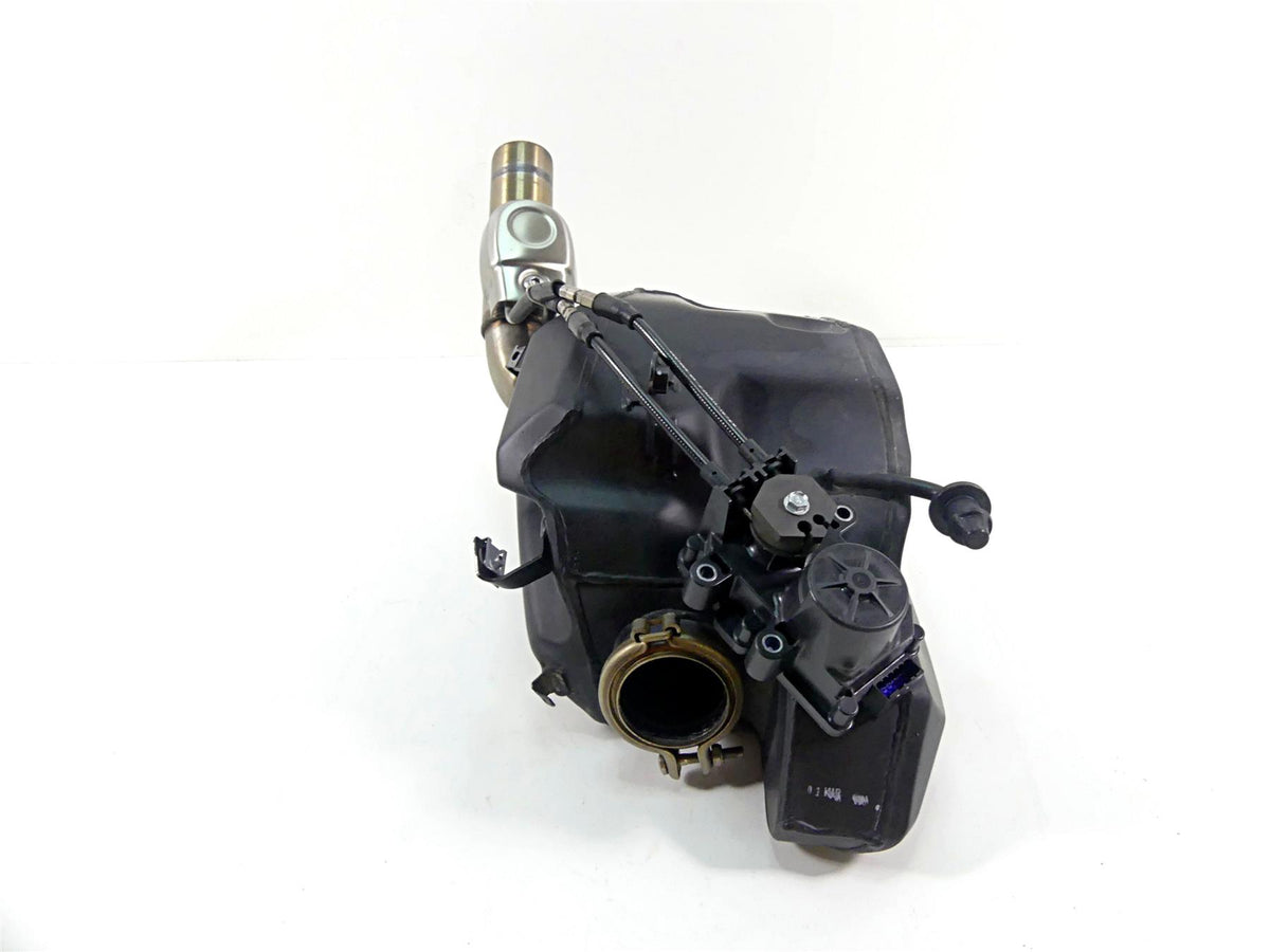 2022 Triumph Speed Triple 1200 RS Center Exhaust Chamber & Servo Motor T2209601 {{ shop.shopifyCountryName }} - Mototech271