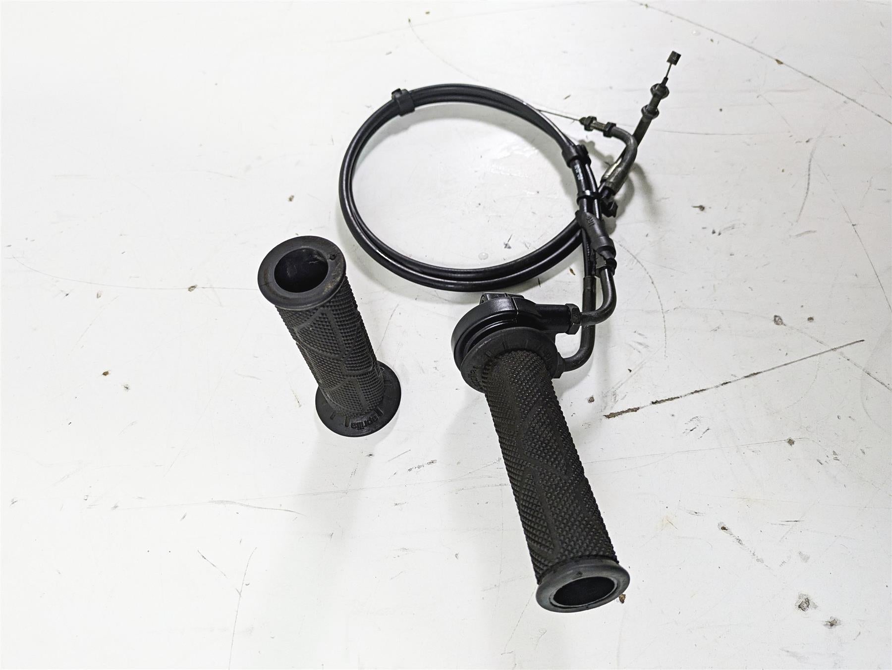 2008 Aprilia RSVR 1000 Factory Throttle Grip Handle Set - Read AP8118566 {{ shop.shopifyCountryName }} - Mototech271