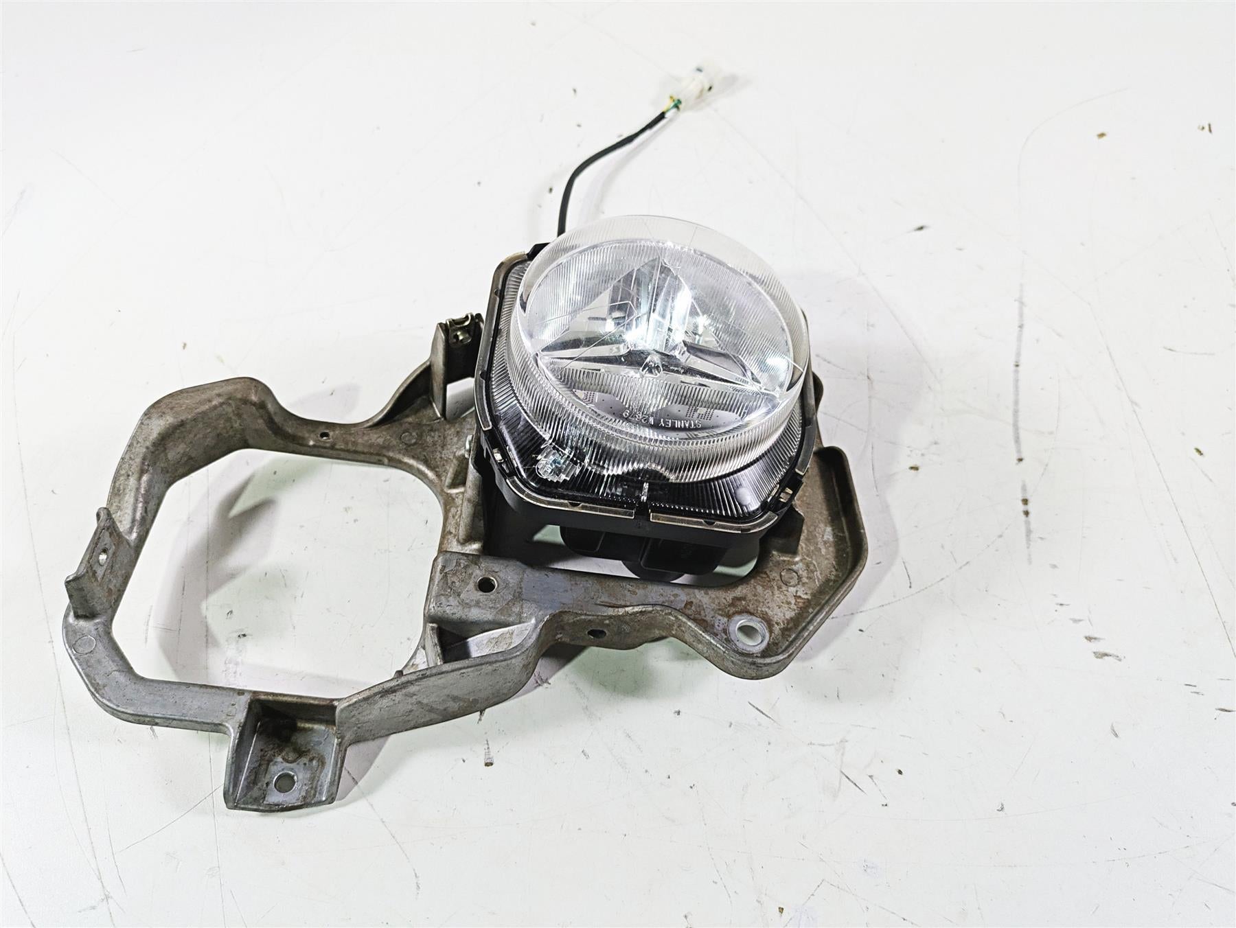 2022 Yamaha YXZ1000 R Left Headlight Mount & One Lamp 2UD-84300-00-00 {{ shop.shopifyCountryName }} - Mototech271