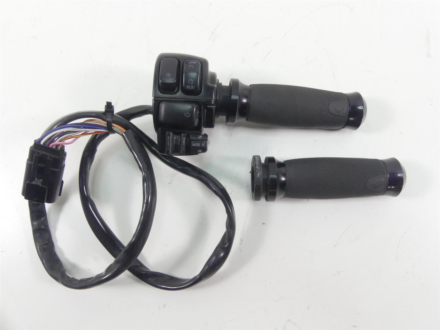 2013 Harley Touring FLTRX Road Glide Right Hand Cruise Control Switch 71684-06A {{ shop.shopifyCountryName }} - Mototech271