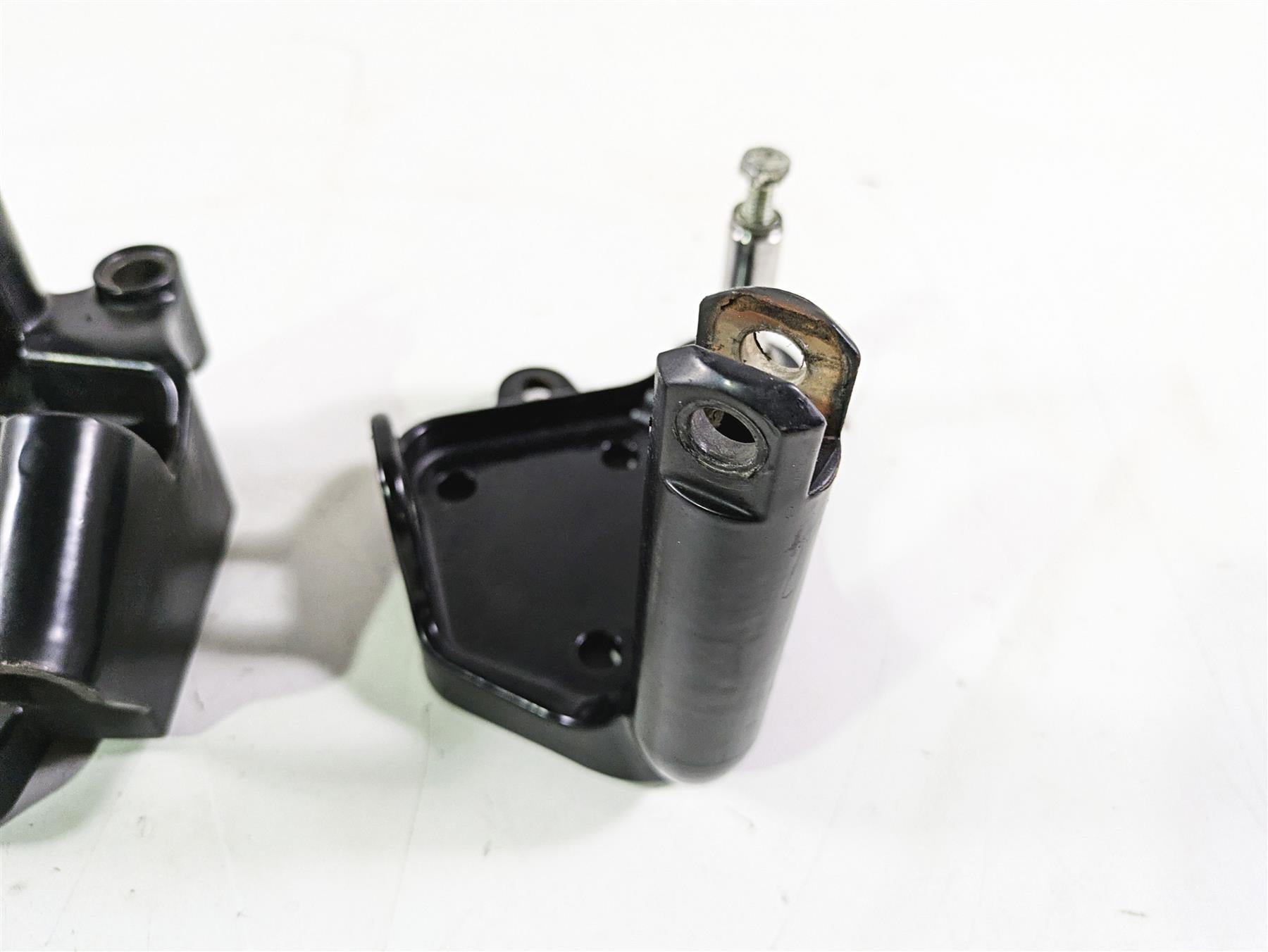 2003 Harley Softail FXSTDI Deuce 100th Front Footpeg Mounts 33683-00 42507-00B {{ shop.shopifyCountryName }} - Mototech271