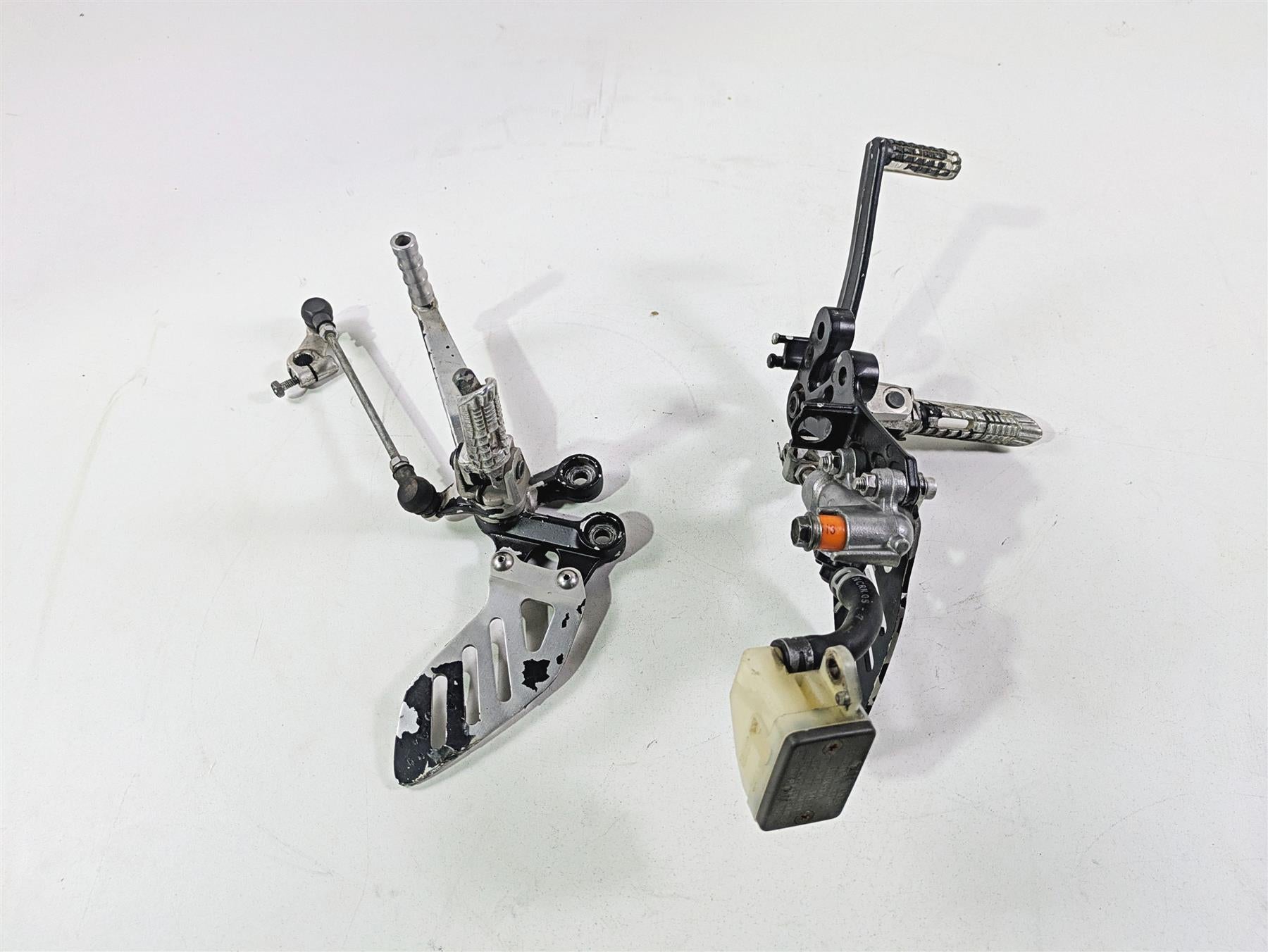 2006 Suzuki GSXR1000 K6 Front Left Right Footpeg Brake Master Set 43521-41G00
