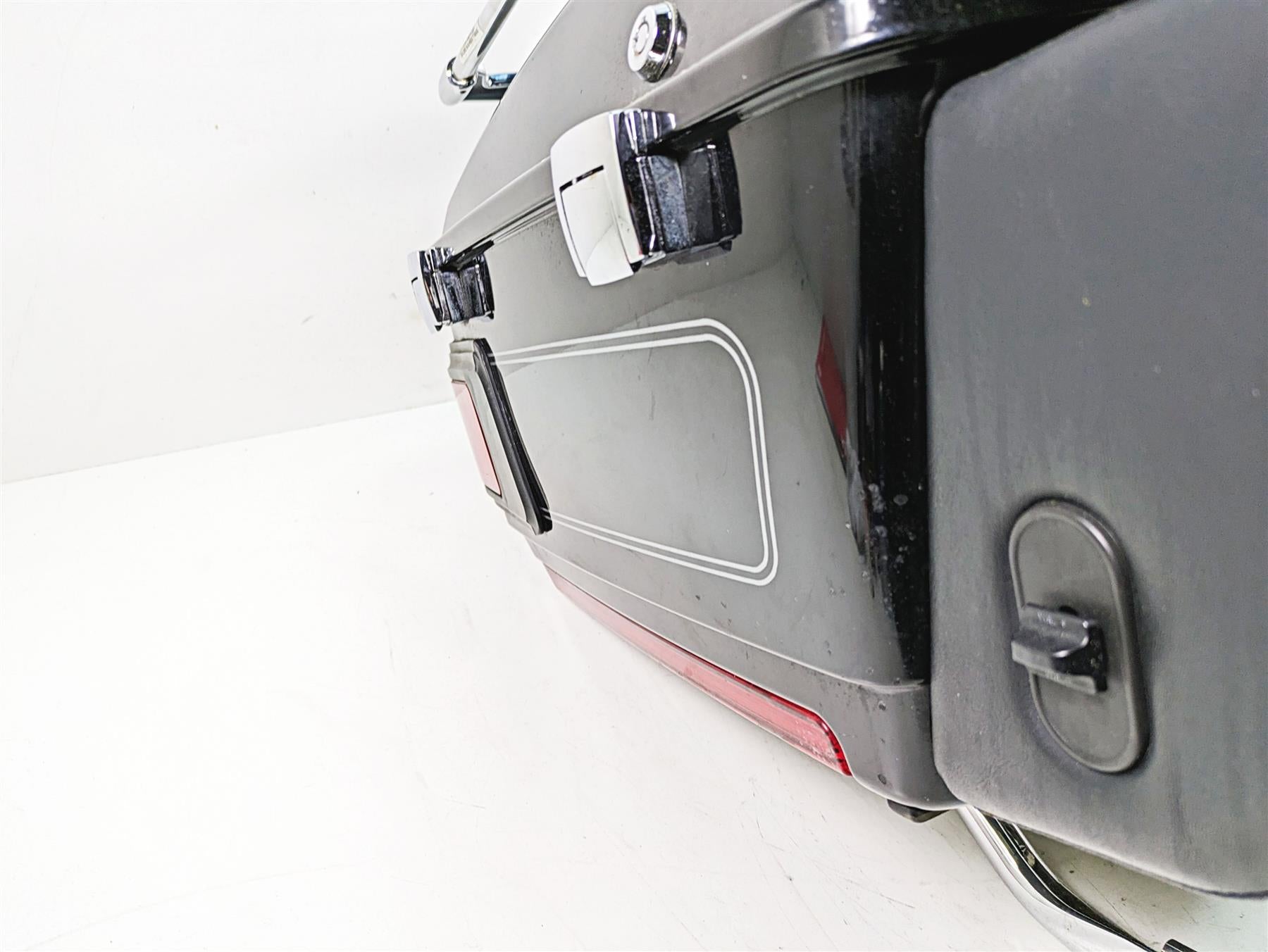 2009 Harley Touring FLHTCU Electra Glide Rear Trunk & Speaker Set 53217-09 {{ shop.shopifyCountryName }} - Mototech271