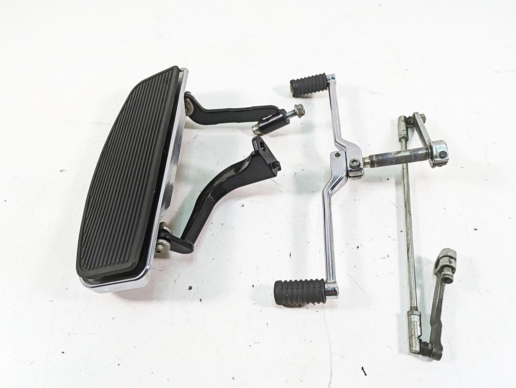 2011 Harley Touring FLHR Road King Front Left Floorboard & Shifter 50621-06 | Mototech271