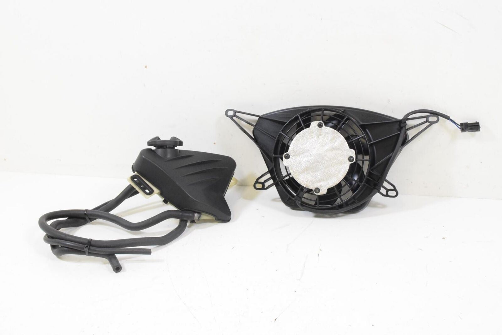 08 BMW K1200R K1200 R Sport K43 Radiator Cooling Fan & Reservoir 17117697291 {{ shop.shopifyCountryName }} - Mototech271
