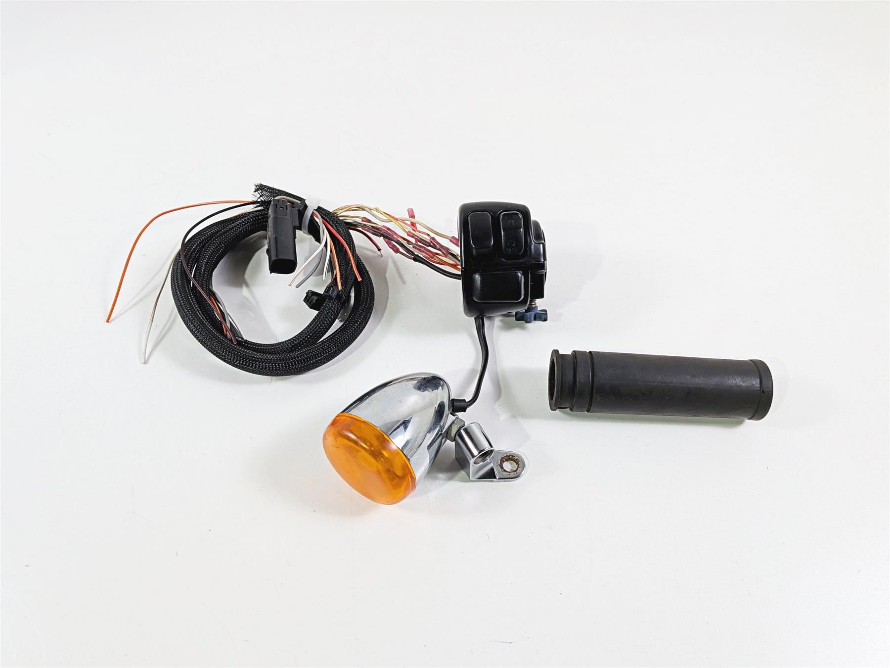 2011 Harley FXDF Dyna Fat Bob Right Control Switch & Turn Signal 71684-06A {{ shop.shopifyCountryName }} - Mototech271