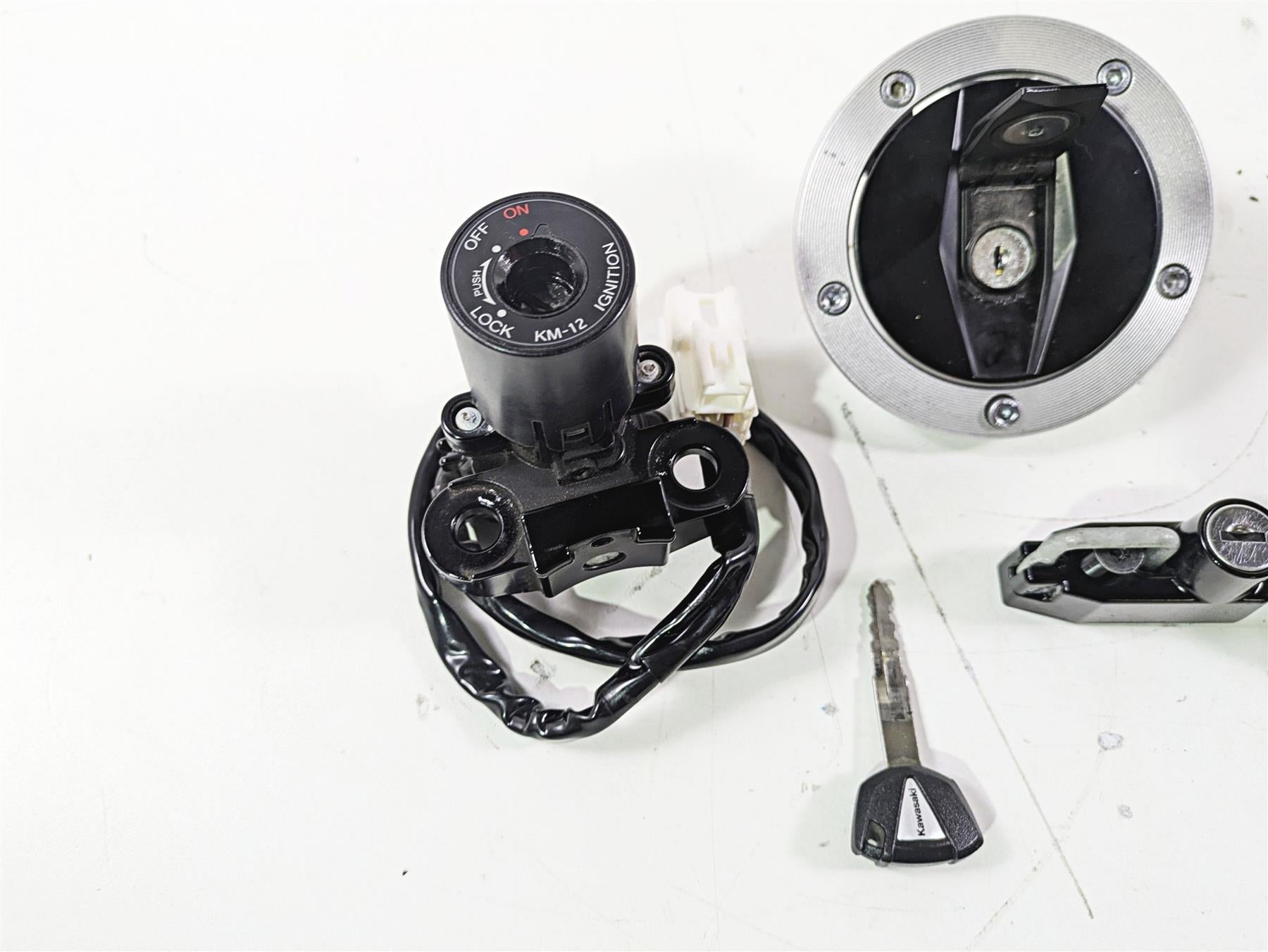 2022 Kawasaki ZR900RS Cafe Ignition Switch Key Lock Tank Cap Set Read 27048-5159 {{ shop.shopifyCountryName }} - Mototech271