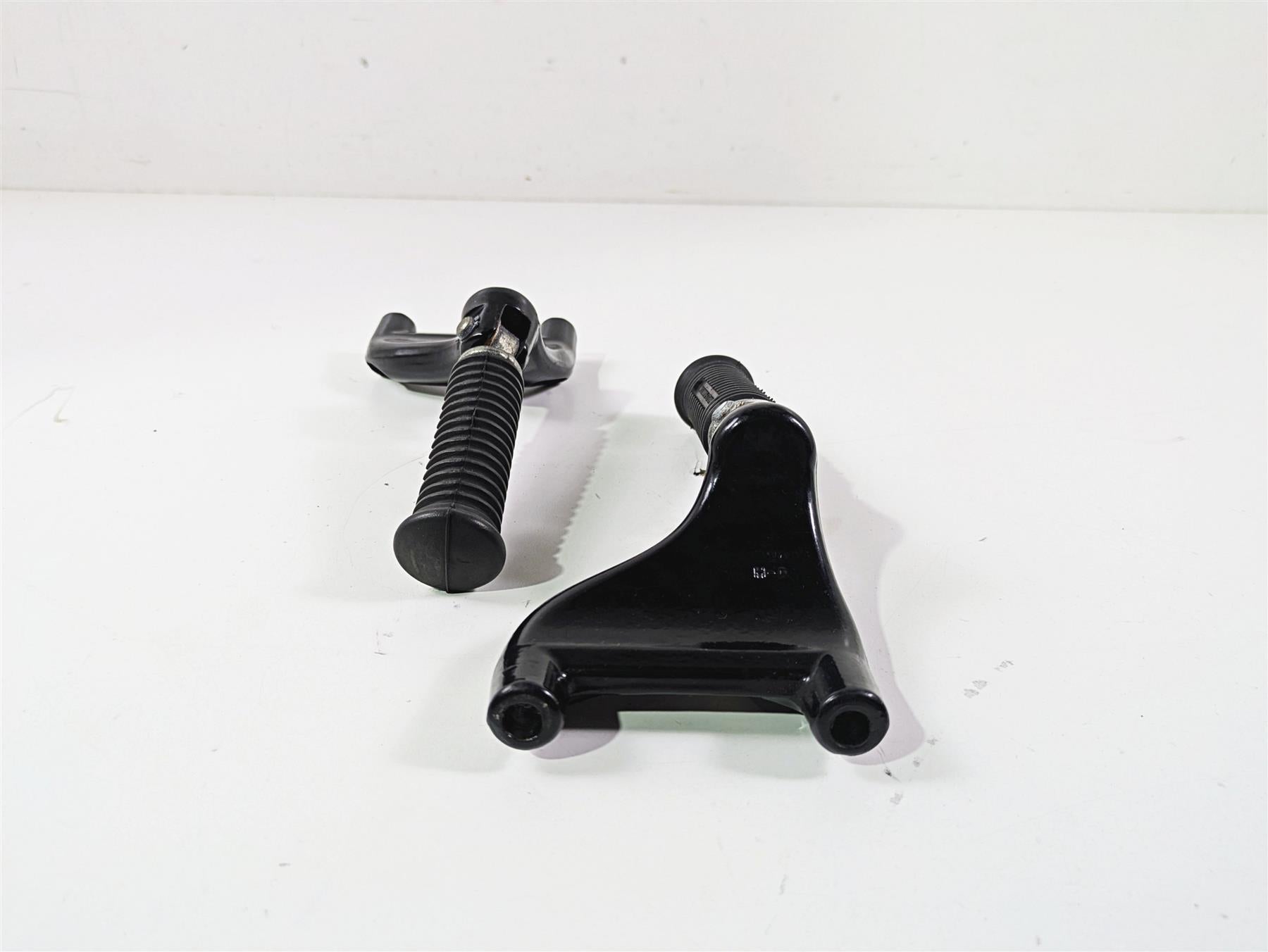 2007 Harley Sportster XL1200 C Rear Passenger Foot Peg Set 49314-04 49315-04 {{ shop.shopifyCountryName }} - Mototech271