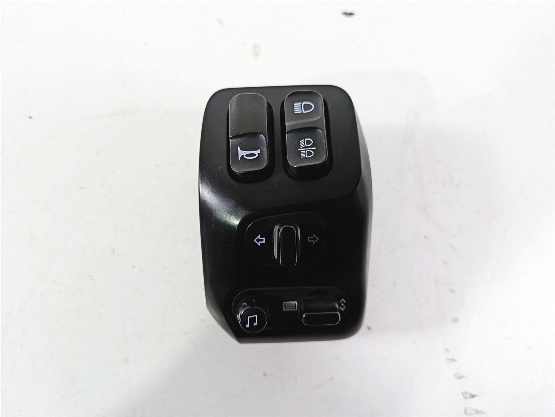 2018 Indian Chieftain Dark Horse Left Hand Control Switch 4016912 4018465 {{ shop.shopifyCountryName }} - Mototech271