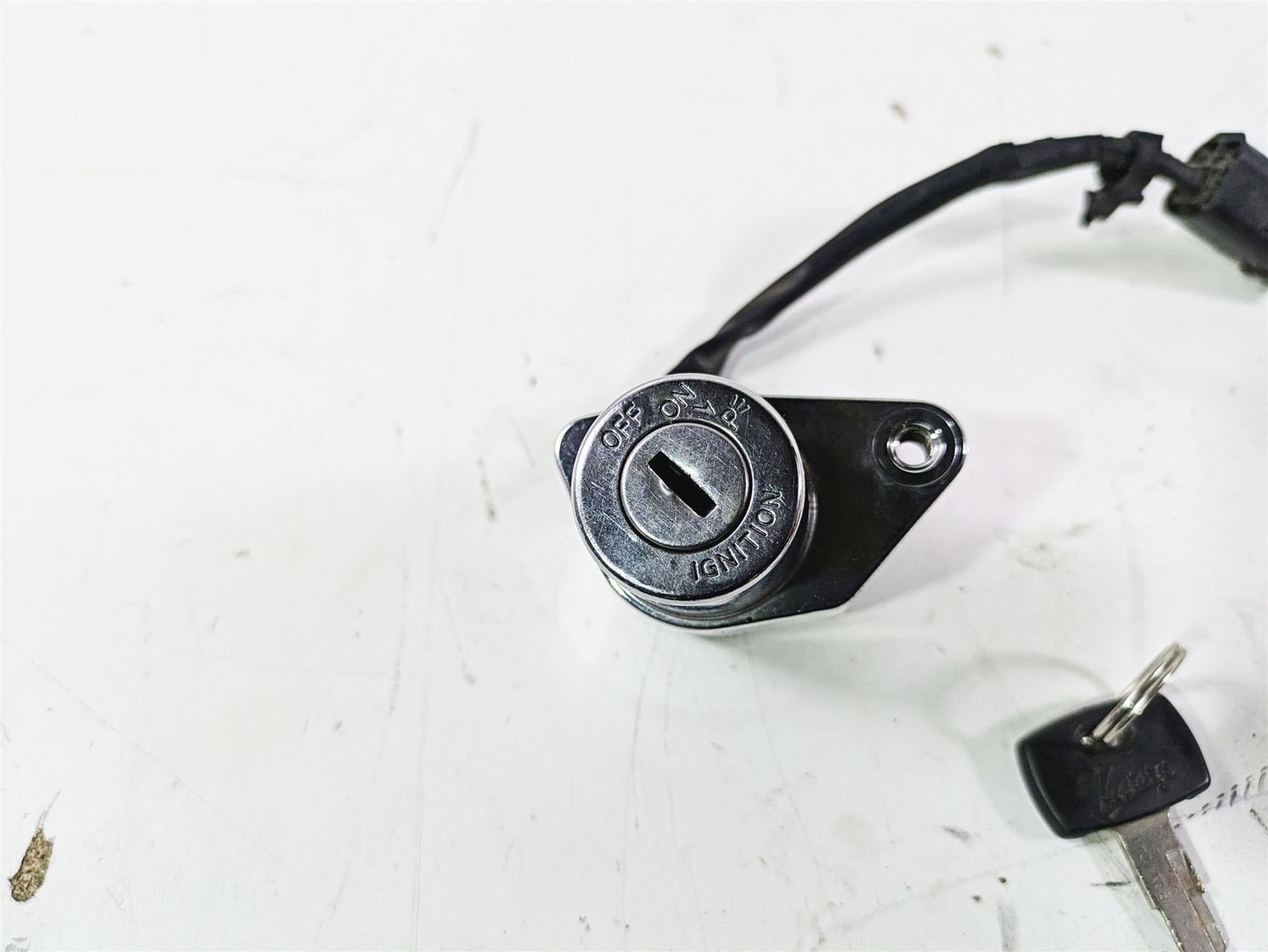2004 Victory Kingpin Ignition Switch Key Tank Cap Set 4011023 {{ shop.shopifyCountryName }} - Mototech271