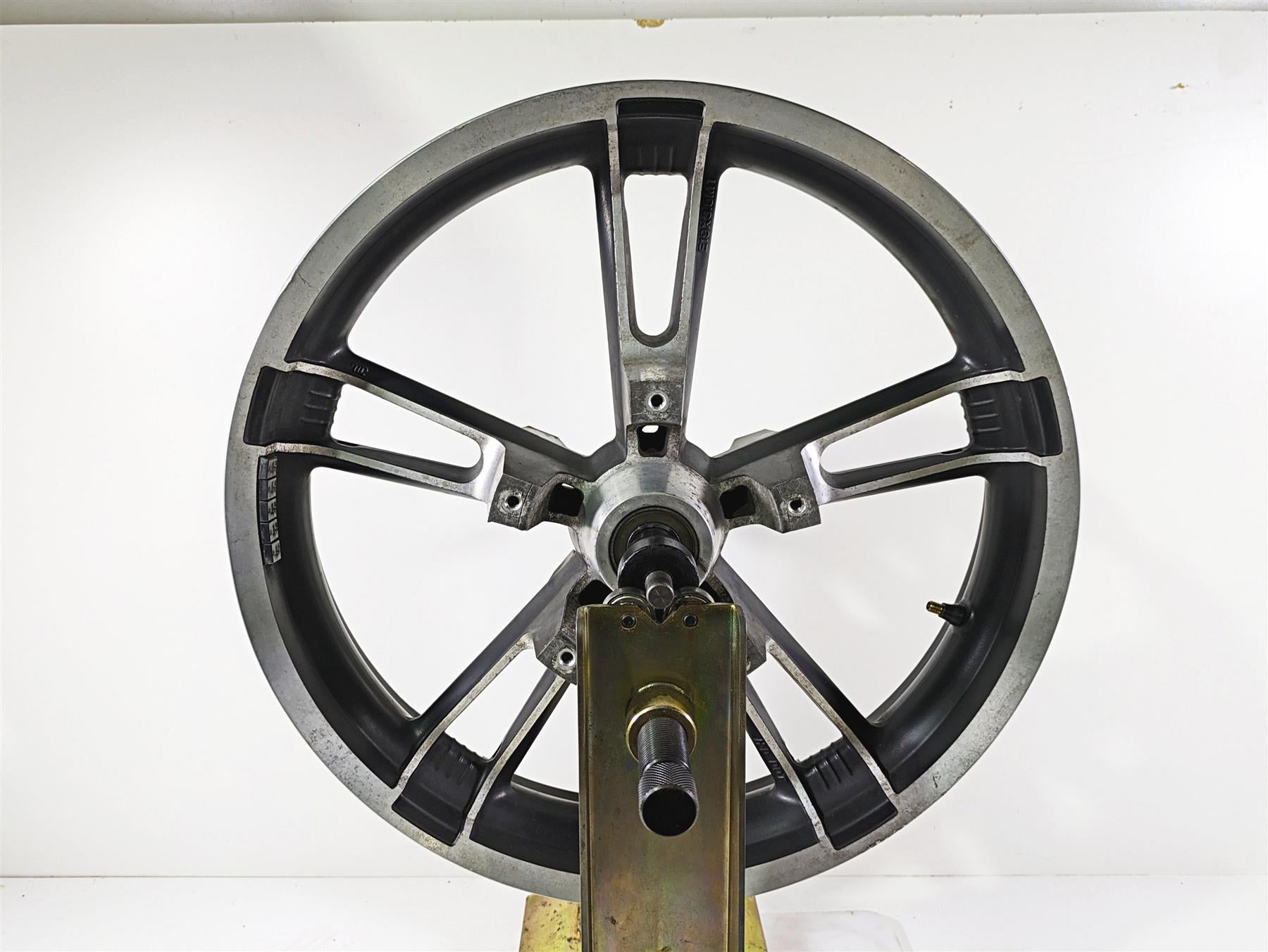 2017 Harley Touring FLTRXS Road Glide Front Wheel Enforcer 19x3.5 -READ 43300027 {{ shop.shopifyCountryName }} - Mototech271