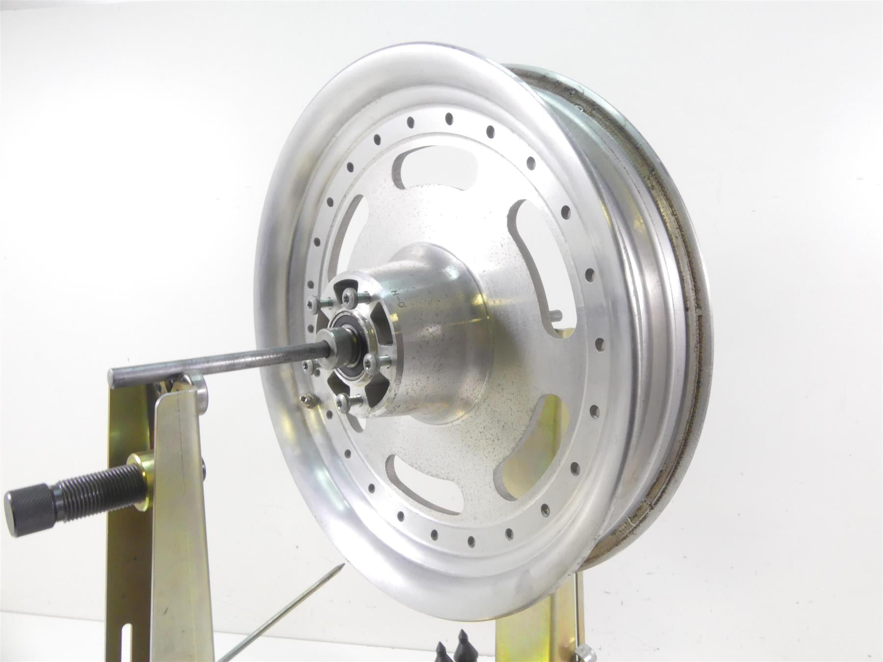 2009 Harley FXDF Dyna Fat Bob Straight 16x3 Slotted Front Wheel Rim 43300172 {{ shop.shopifyCountryName }} - Mototech271