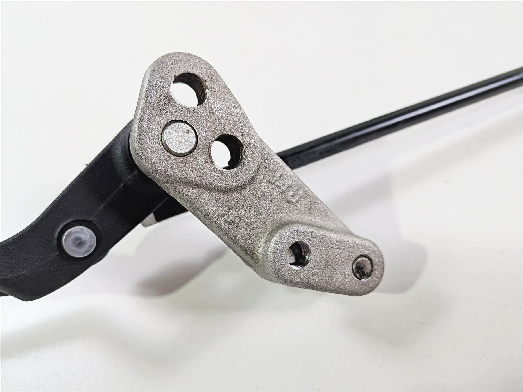 2024 Suzuki GSXR600 Left Front Footpeg & Shifter 43521-47H20 25600-14J11 {{ shop.shopifyCountryName }} - Mototech271