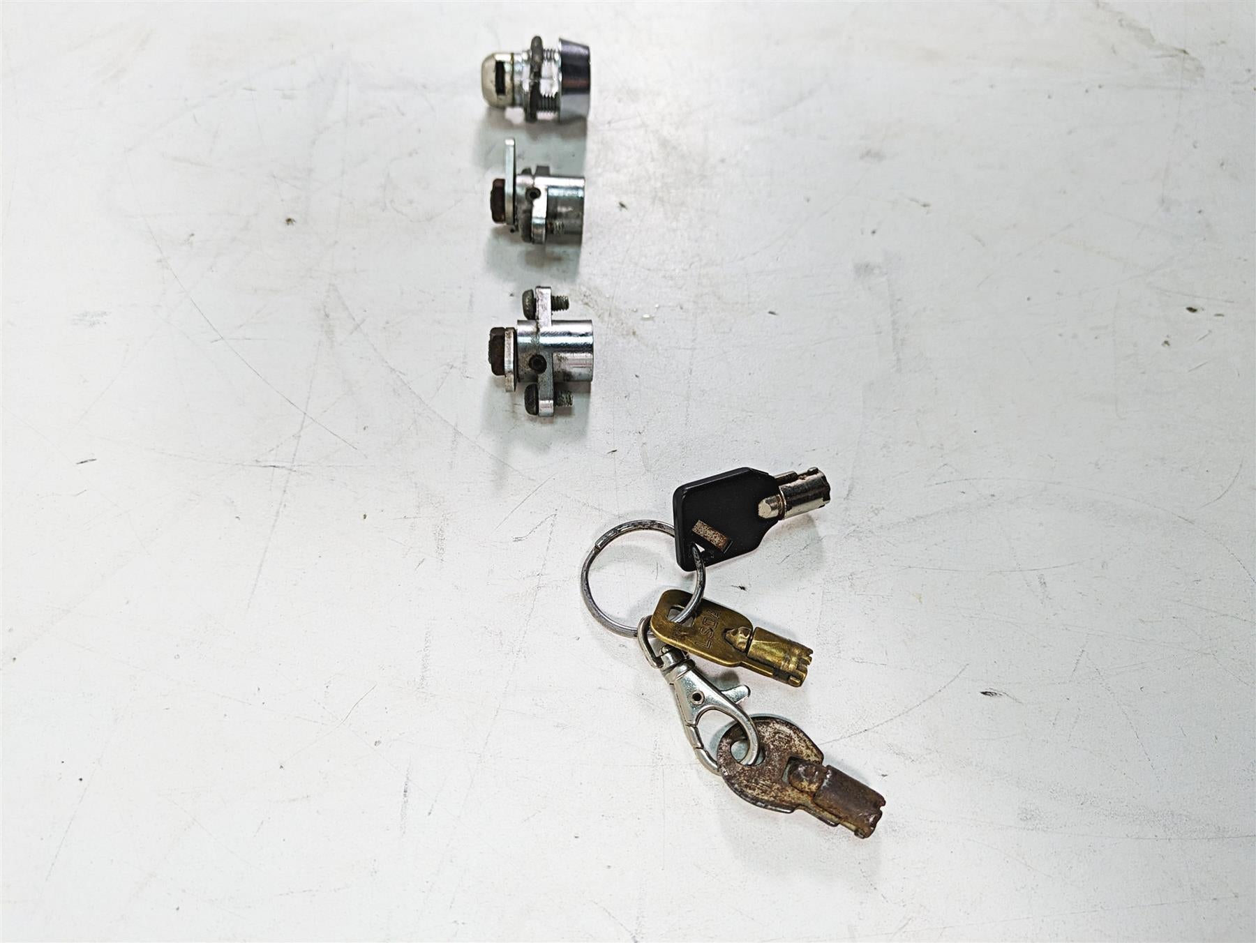 1999 Harley Touring FLHTC Electra Glide Tank Lid Bag Locks & 3 Keys 61029-92A {{ shop.shopifyCountryName }} - Mototech271