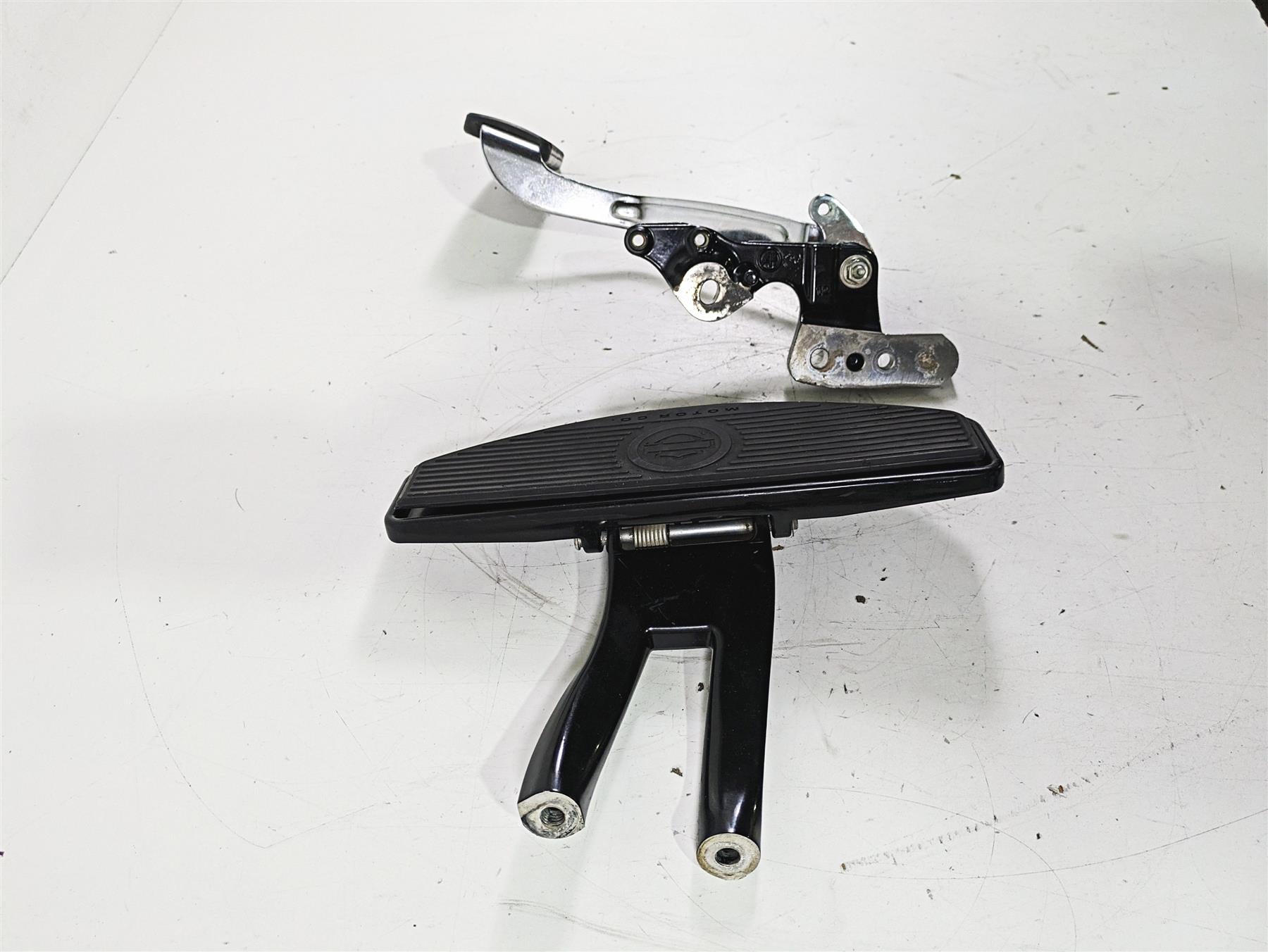 2021 Harley Softail FLSL Slim Right Floorboard & Brake Pedal 50500737 50600202 {{ shop.shopifyCountryName }} - Mototech271