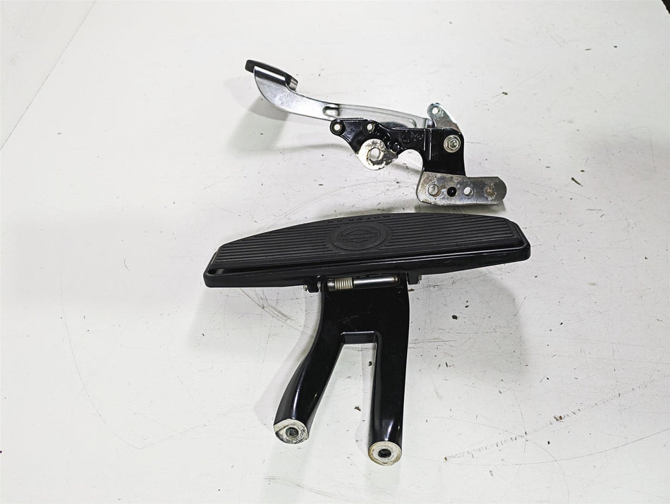 2021 Harley Softail FLSL Slim Right Floorboard & Brake Pedal 50500737 50600202 {{ shop.shopifyCountryName }} - Mototech271