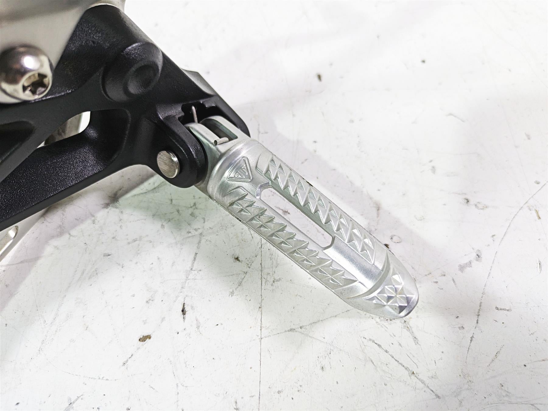 2023 Triumph Street Triple 765 RS Left Rider Footpeg & Shifter T2088021 T2089751 {{ shop.shopifyCountryName }} - Mototech271