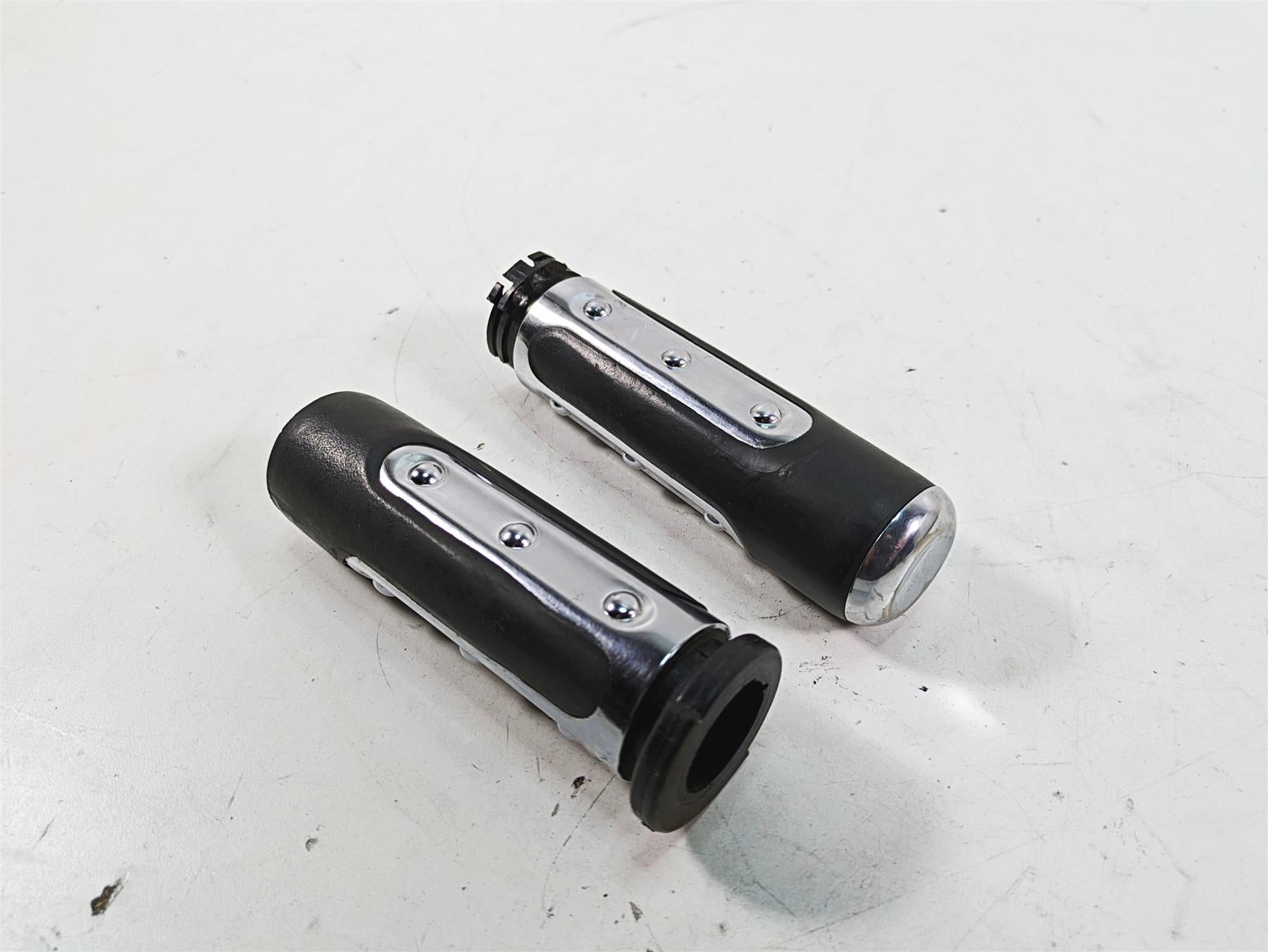 2009 Harley Dyna FXDFSE CVO Fat Bob Ironside Hand Grip Set 56971-07 56972-07 {{ shop.shopifyCountryName }} - Mototech271