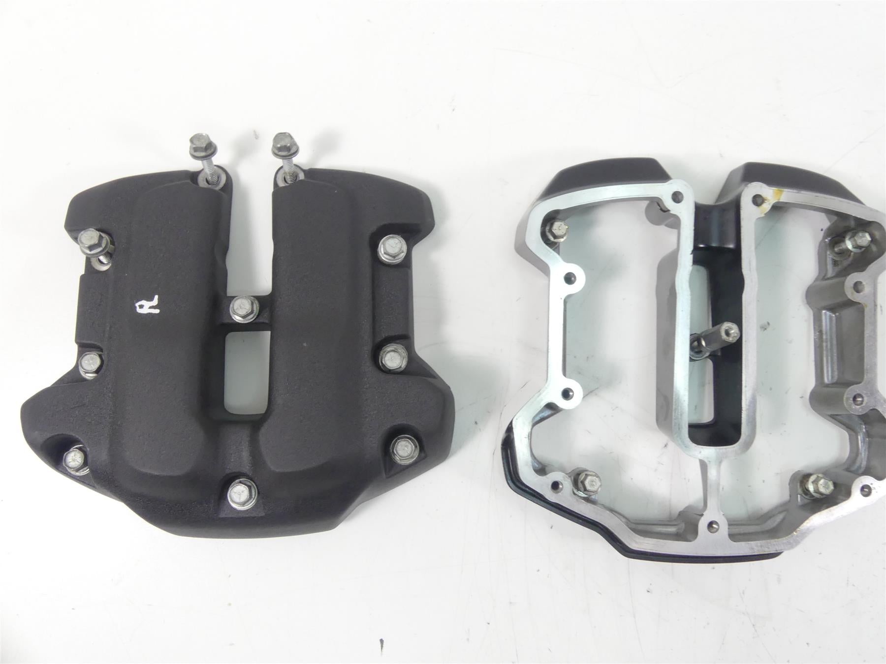 2021 Harley Softail FXBBS Street Bob Cylinder Head Valve Cover Set 25700697 {{ shop.shopifyCountryName }} - Mototech271