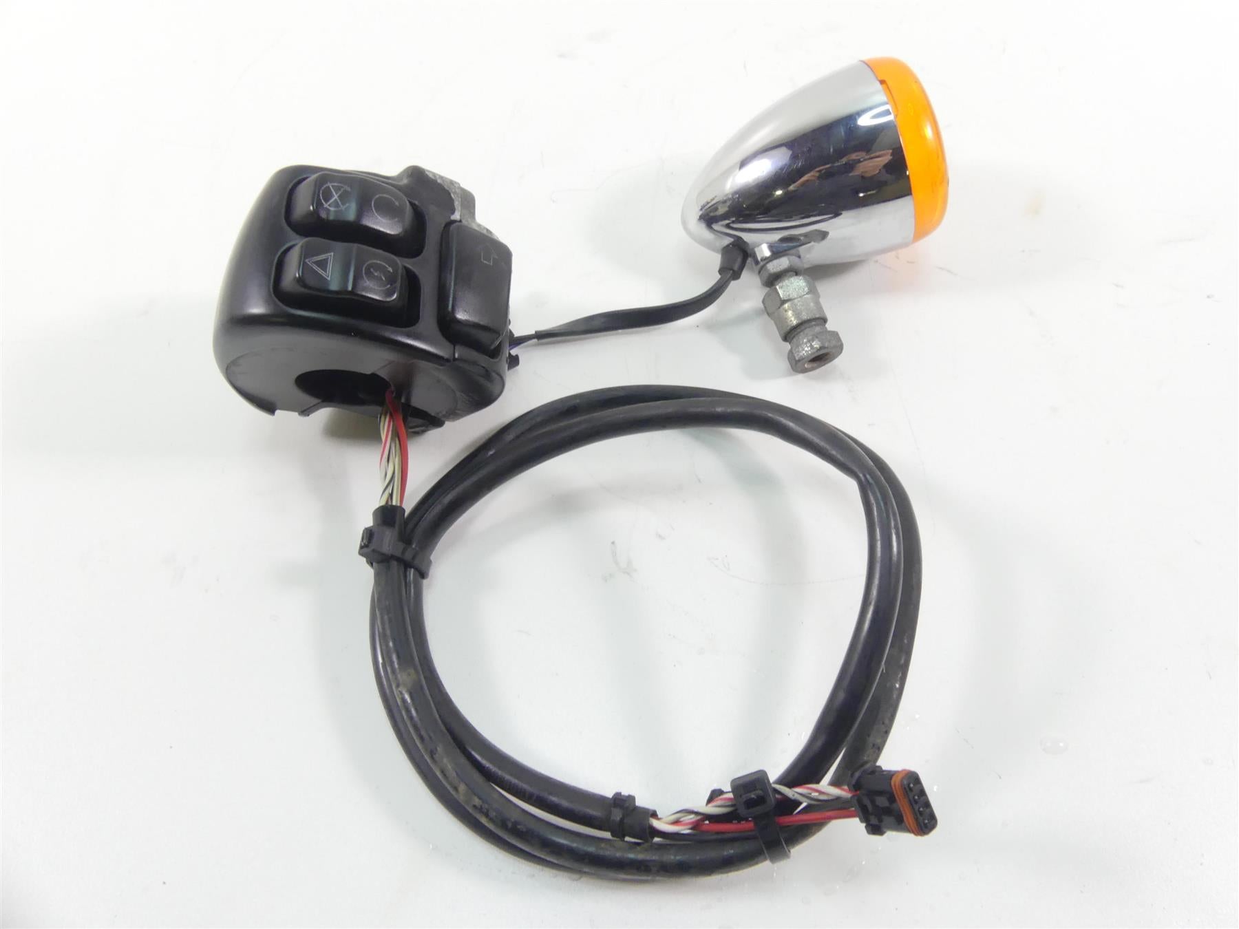 2016 Harley FXDL Dyna Low Rider Right Hand Control Switch Blinker -Read 71500361 {{ shop.shopifyCountryName }} - Mototech271