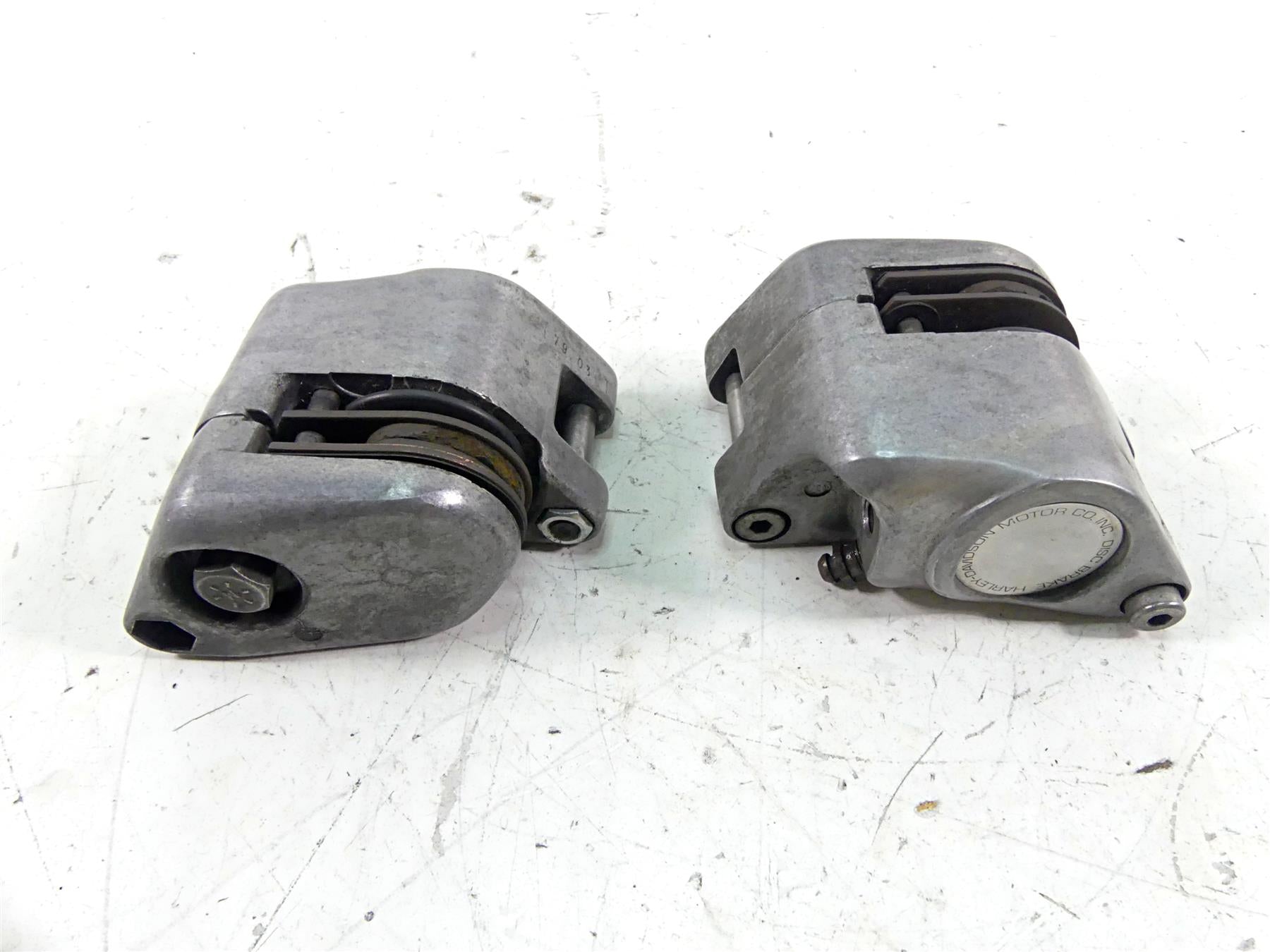1979 Harley Sportster XLS1000 Roadster Front Brake Caliper Set 44121-77 44195-77 {{ shop.shopifyCountryName }} - Mototech271