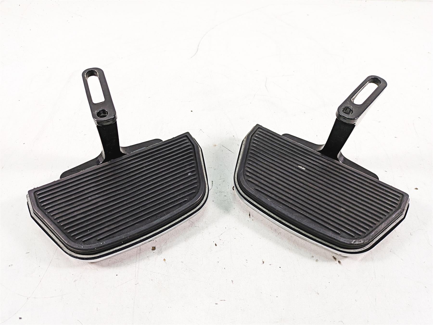 2010 Harley Touring FLHTCU Electra Glide Rear Passenger Floor Boards 52719-10 {{ shop.shopifyCountryName }} - Mototech271