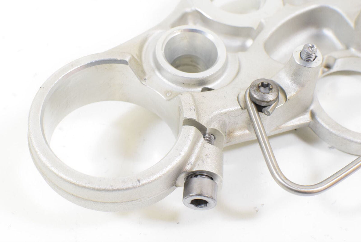 2011 Triumph Speed Triple 1050 Upper Triple Tree Steering Clamp T2040557 {{ shop.shopifyCountryName }} - Mototech271