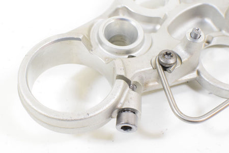 2011 Triumph Speed Triple 1050 Upper Triple Tree Steering Clamp T2040557 {{ shop.shopifyCountryName }} - Mototech271