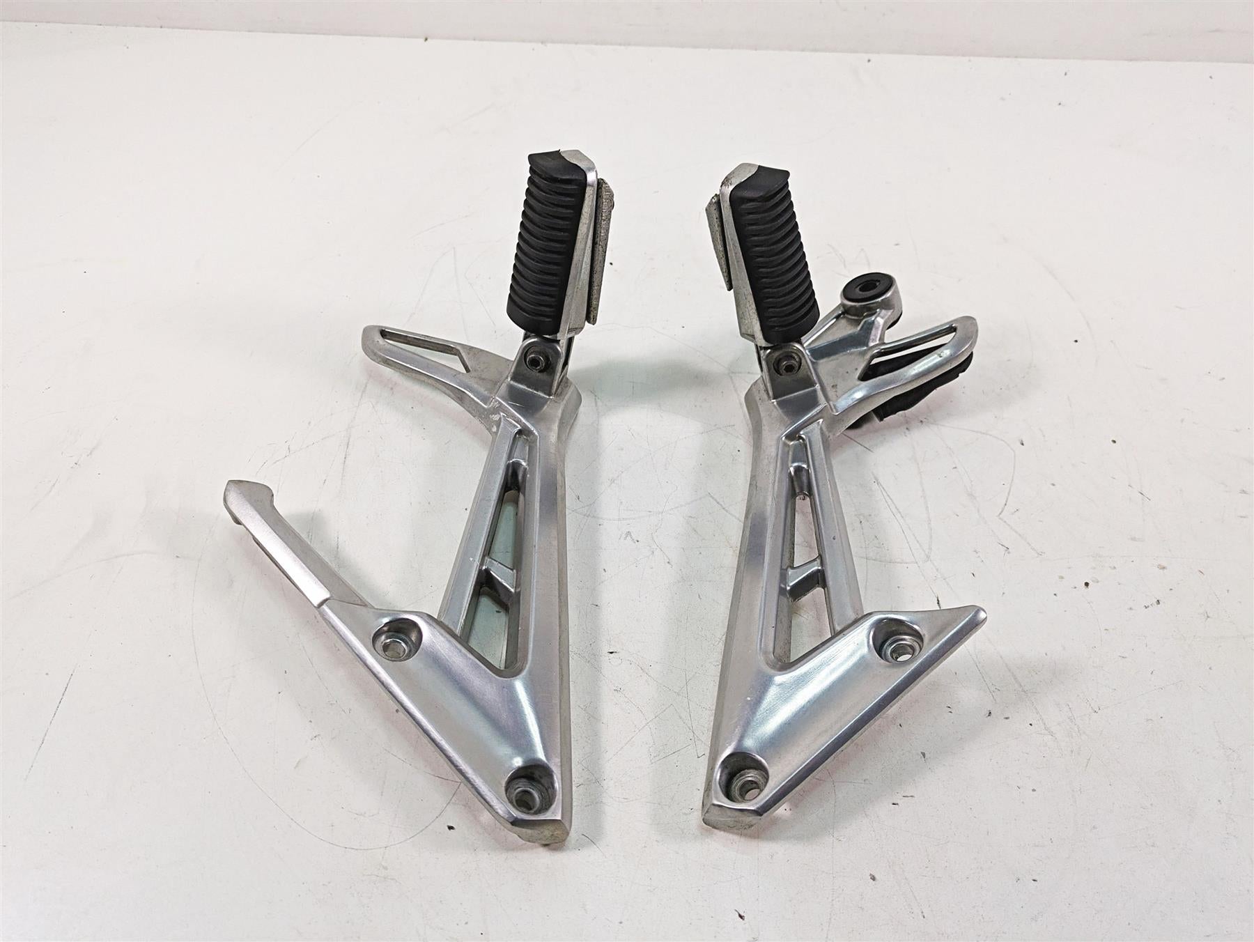 2002 Yamaha FZ1 FZS1000 Fazer Rear Passenger Footpeg Set 5LV-27430-01-00 {{ shop.shopifyCountryName }} - Mototech271