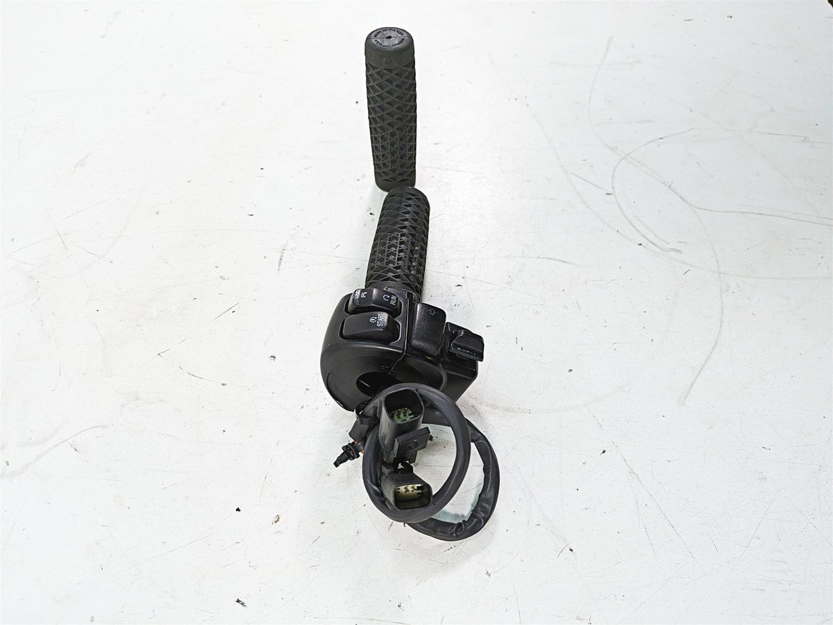2011 Harley Touring FLHR Road King Right Hand Control Switch 71682-06A {{ shop.shopifyCountryName }} - Mototech271