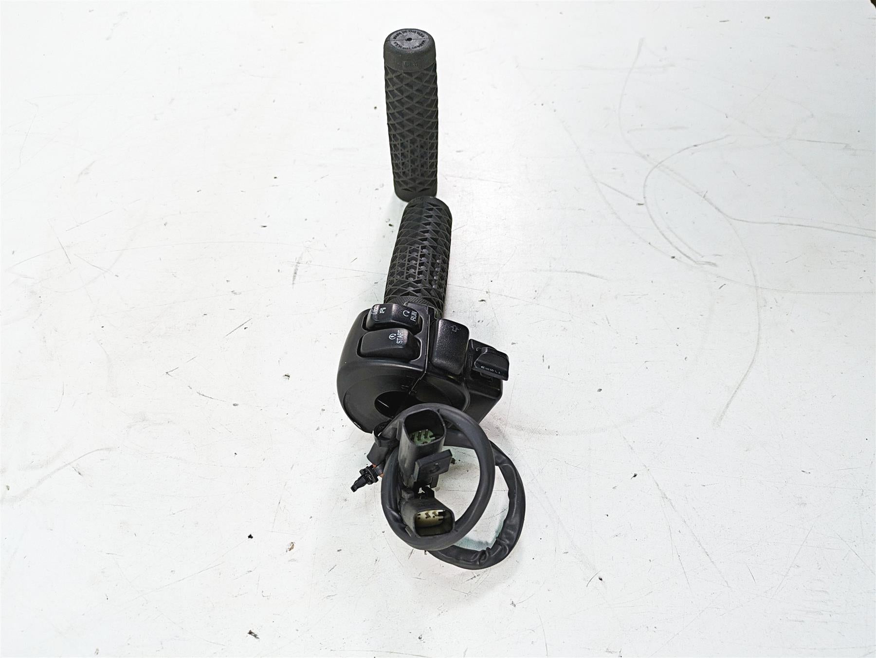 2011 Harley Touring FLHR Road King Right Hand Control Switch 71682-06A {{ shop.shopifyCountryName }} - Mototech271