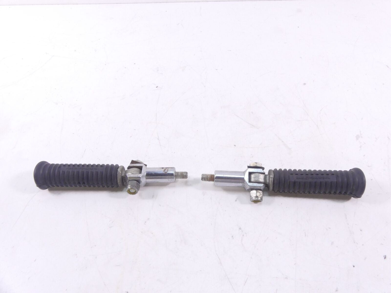 2002 Harley FLSTCI Softail Heritage Rear Passenger Footpeg Foot Peg Set 50942-00 {{ shop.shopifyCountryName }} - Mototech271